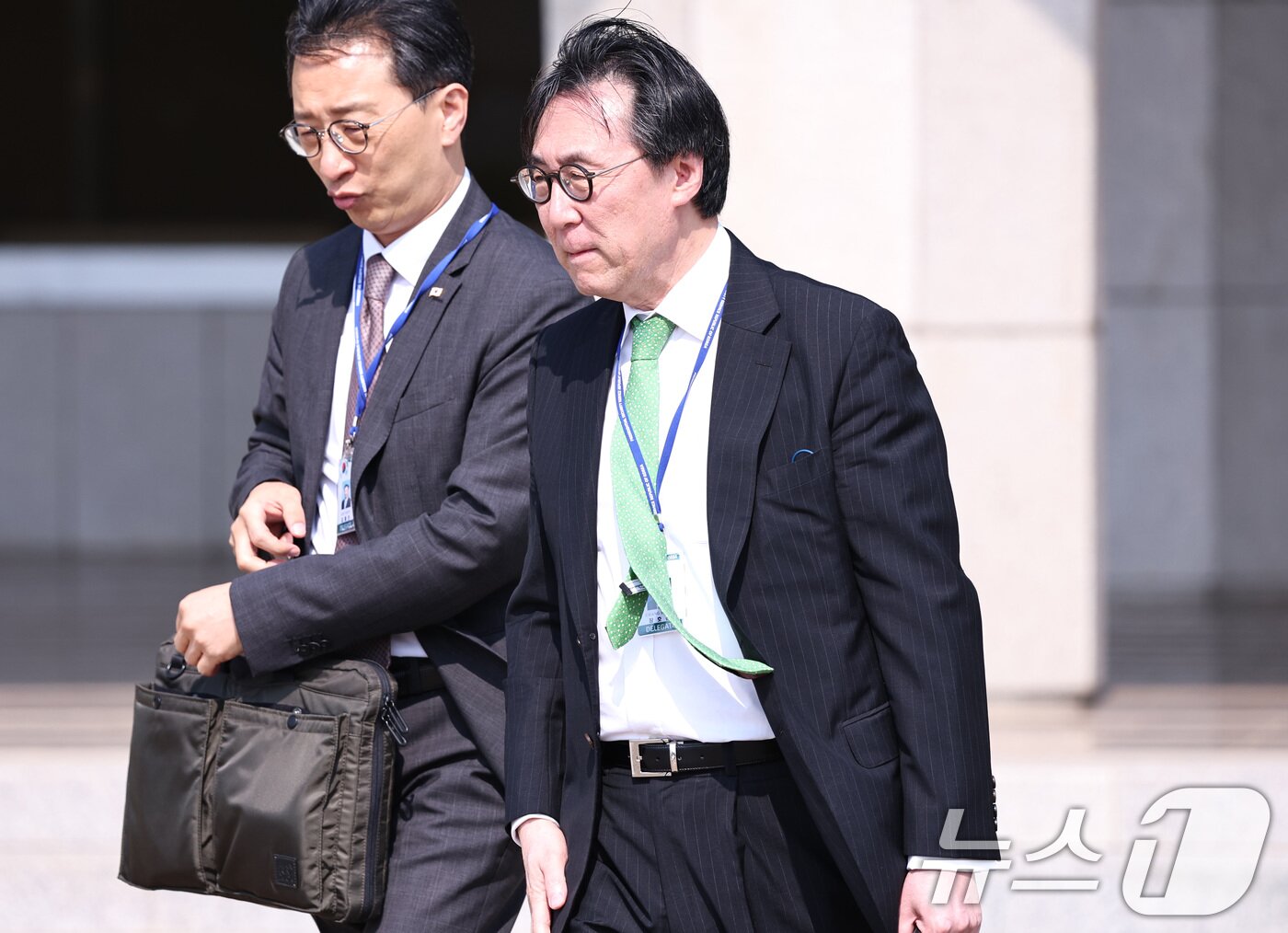 본문 이미지 - 장호진 국가안보실장이 10일 오전 경기 성남시 서울공항에서 출국하기 위해 이동하고 있다. 2024.6.10/뉴스1 ⓒ News1 구윤성 기자