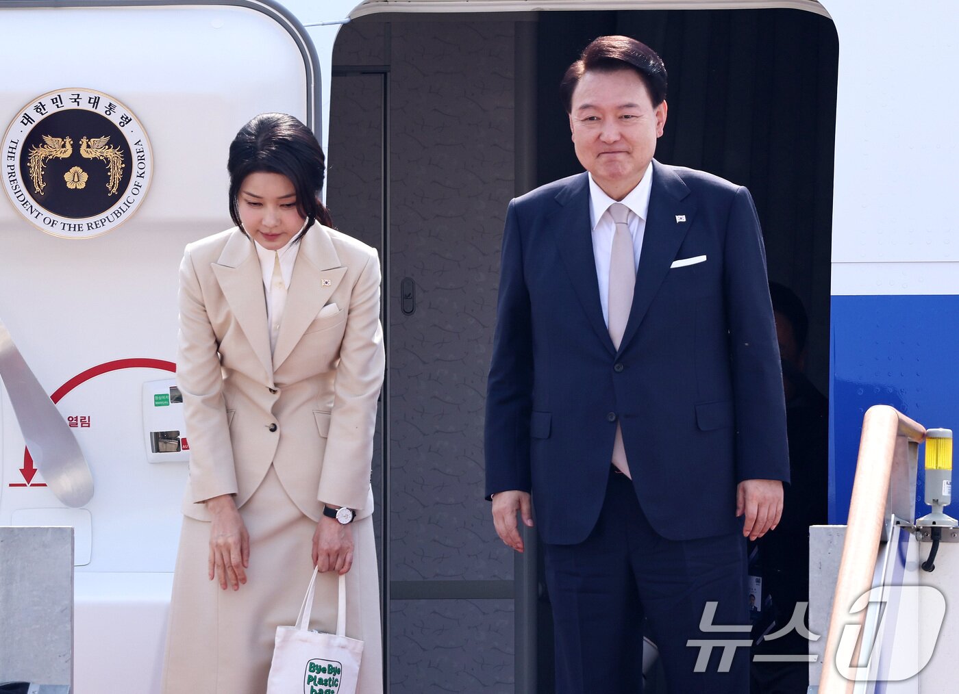 본문 이미지 - 윤석열 대통령과 김건희 여사가 10일 오전 경기 성남시 서울공항에서 중앙아시아 3개국 순방을 위해 공군 1호기에 탑승하며 인사하고 있다. 2024.6.10/뉴스1 ⓒ News1 구윤성 기자