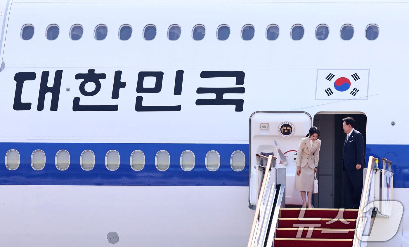 윤석열 대통령과 김건희 여사가 10일 오전 경기 성남시 서울공항에서 중앙아시아 3개국 순방을 위해 공군 1호기에 탑승하고 있다.  2024.6.10/뉴스1 ⓒ News1 구윤성 기자