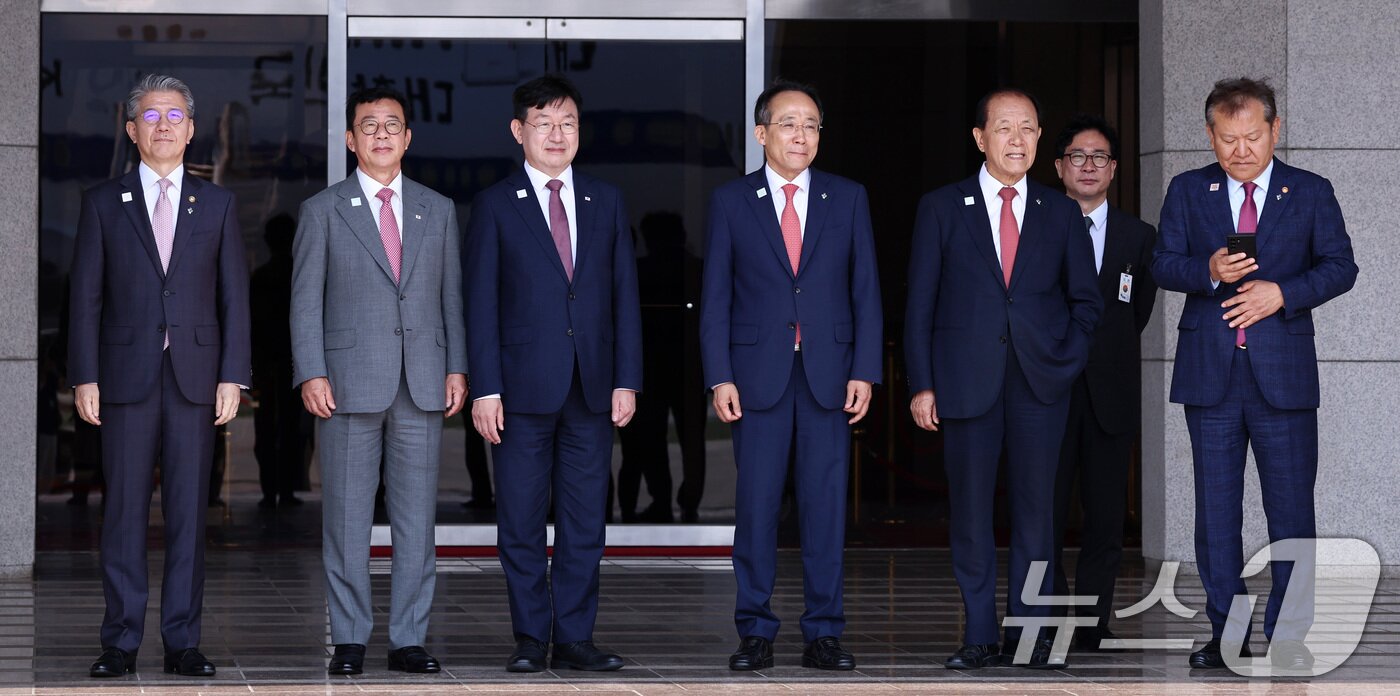 정진석 대통령실 비서실장과 국민의힘 황우여 비상대책위원장, 추경호 원내대표, 이상민 행정안전부 장관 등이 10일 오전 경기 성남시 서울공항에서 윤석열 대통령 환송을 기다리고 있다. 2024.6.10/뉴스1 ⓒ News1 구윤성 기자