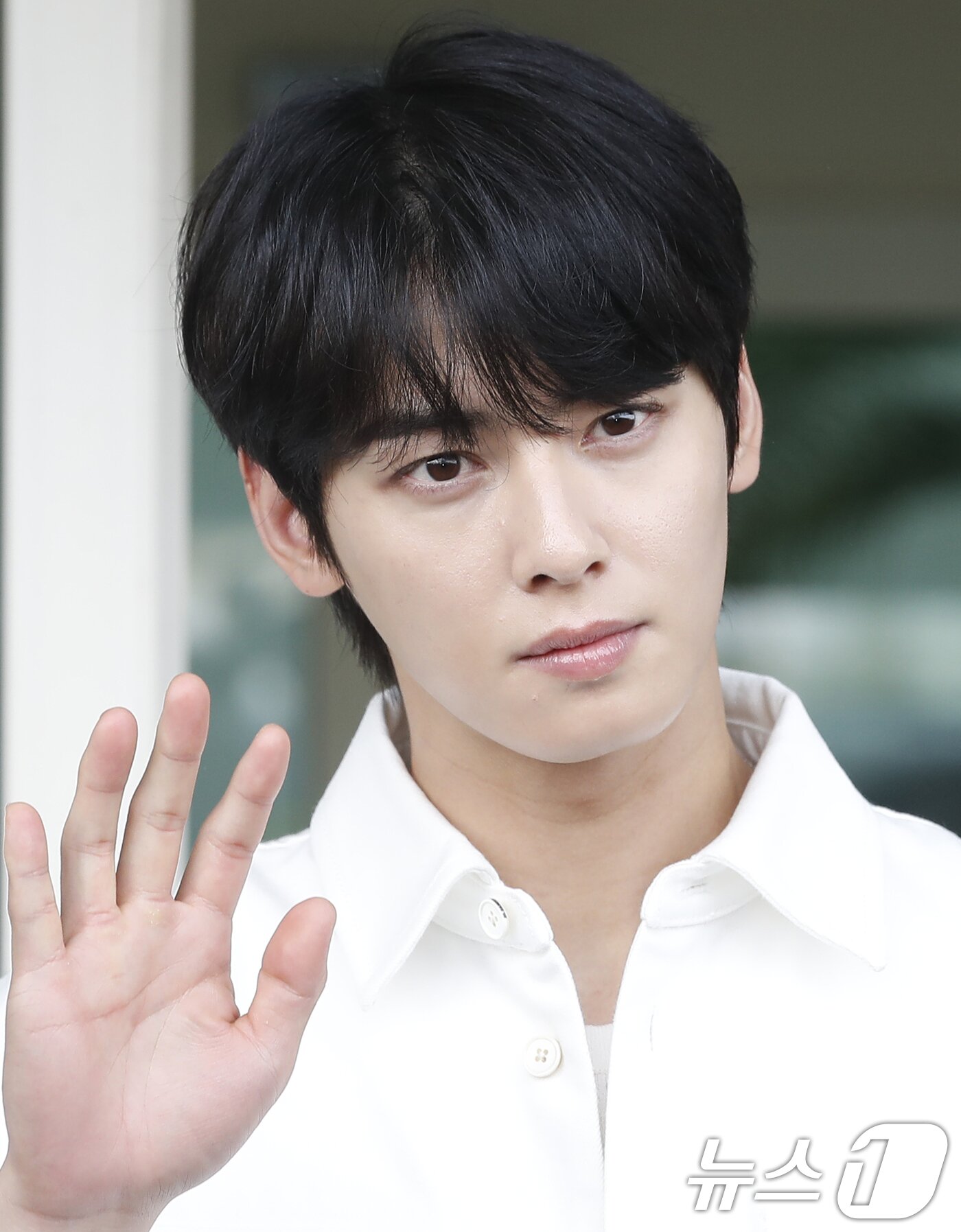 본문 이미지 - 배우 차은우가 패션 브랜드 행사를 위해 10일 오전 인천공항에 도착해 이탈리아로 출국하기 전 인사를 하고 있다. ⓒ News1 권현진 기자