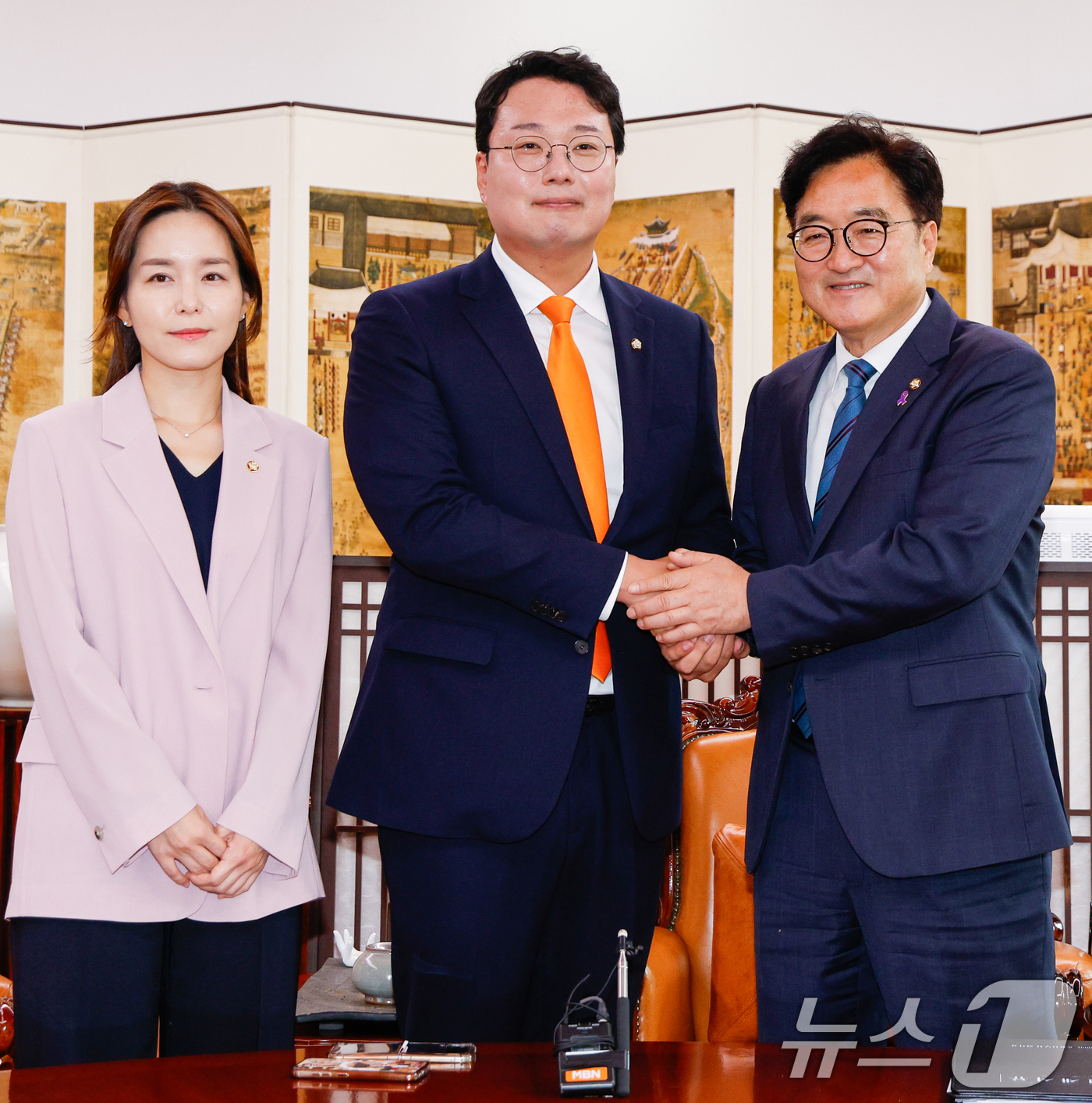 (서울=뉴스1) 안은나 기자 = 천하람 개혁신당 원내대표(가운데)와 이주영 정책위의장(왼쪽)이 10일 서울 여의도 국회에서 우원식 국회의장을 예방하고 있다. 2024.6.10/뉴스 …