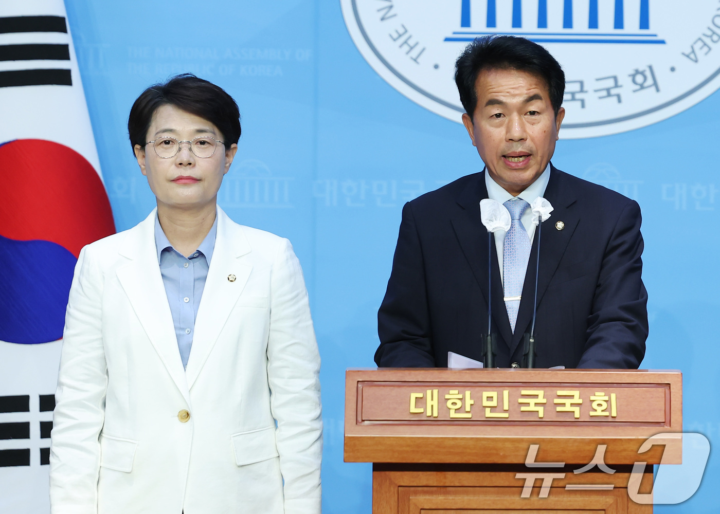 (서울=뉴스1) 김민지 기자 = 윤종오 진보당 원내대표가 10일 오전 서울 여의도 국회 소통관에서 대남대북전담금지·남북 대화 촉구 결의안 제안 기자회견을 하고 있다. 2024.6. …