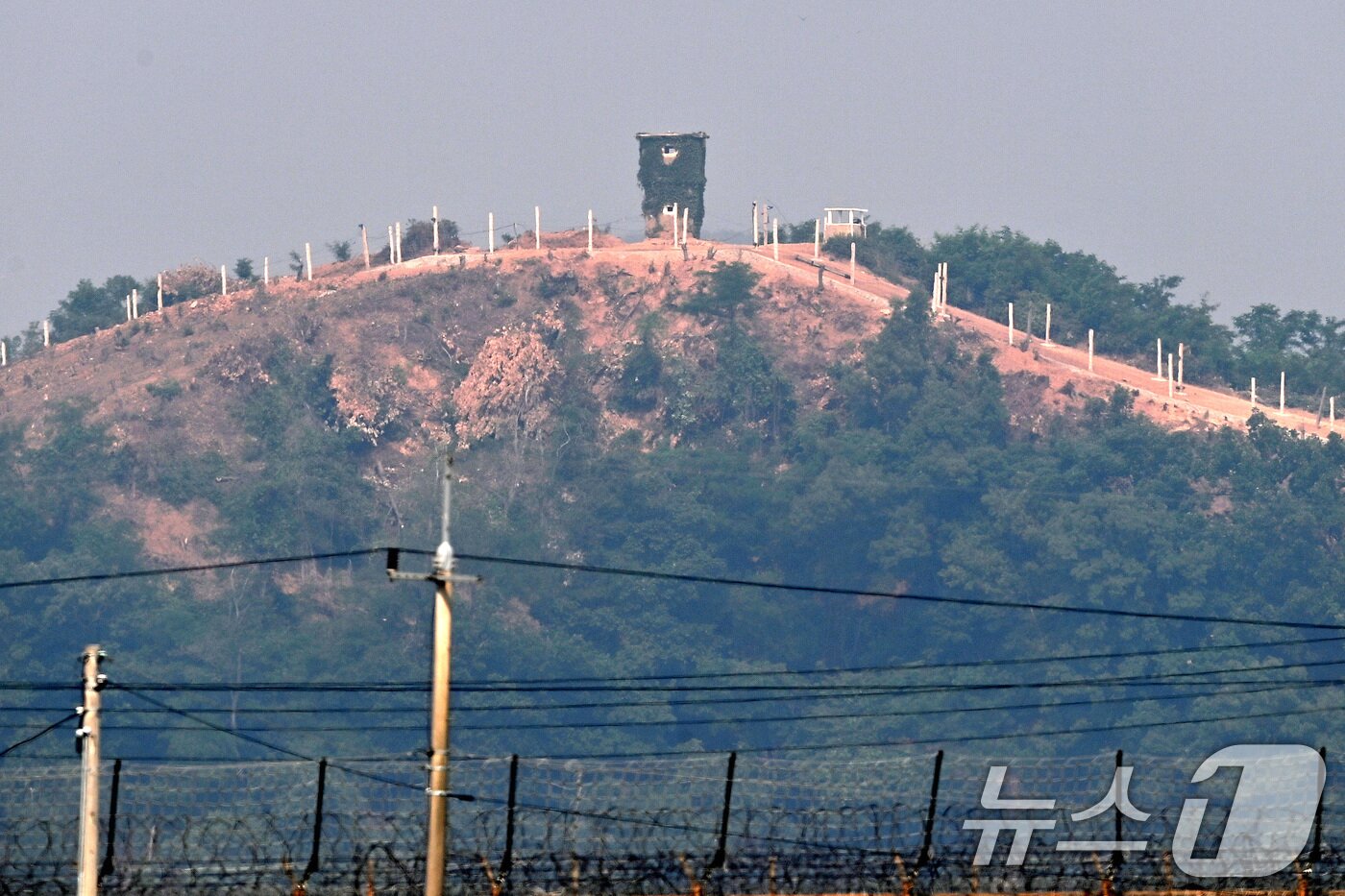 본문 이미지 - 10일 경기 파주시 접경지역에 남한군 초소 너머로 북한군 초소가 자리하고 있다. 2024.6.10/뉴스1 ⓒ News1 신웅수 기자