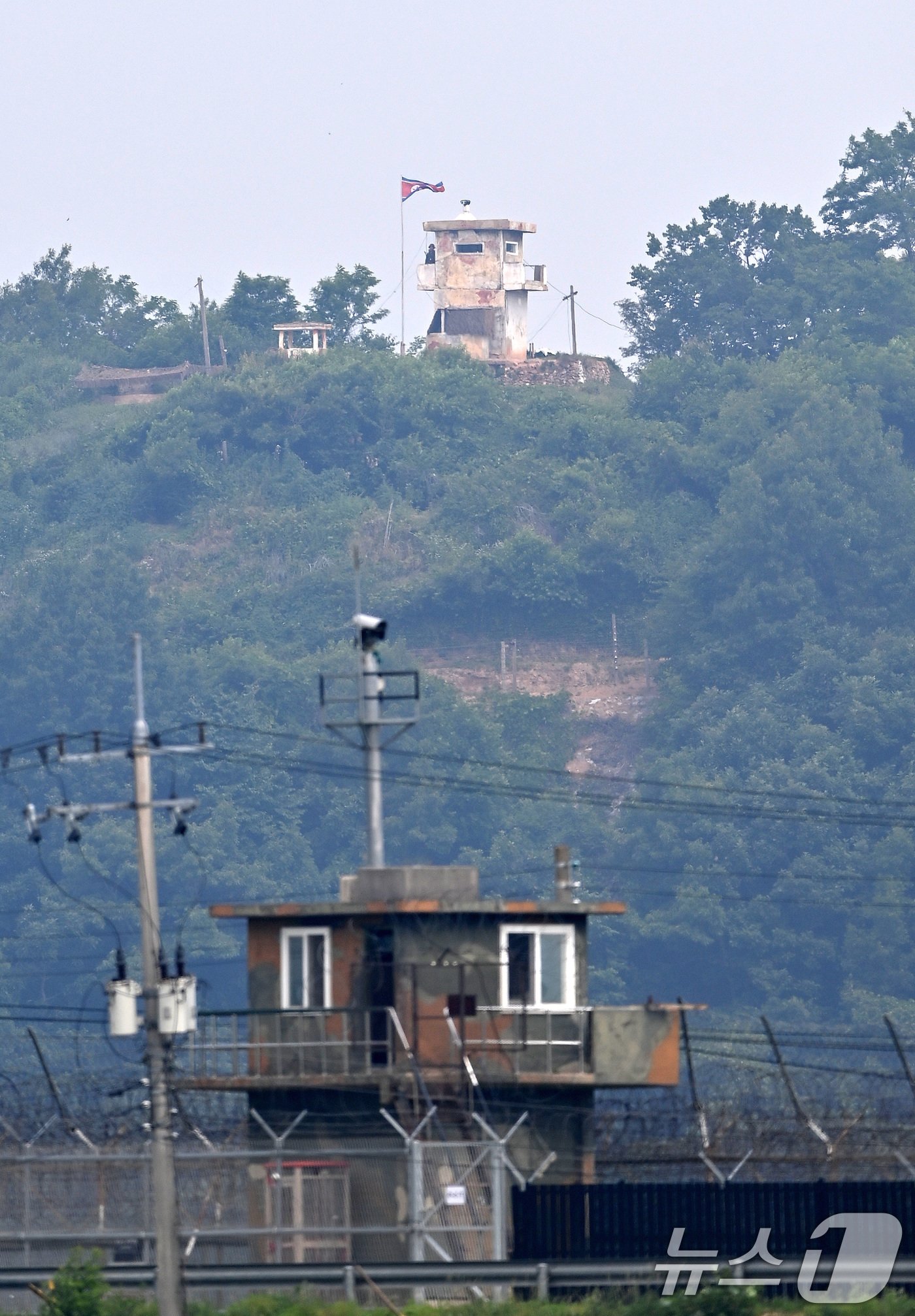 본문 이미지 - 10일 경기 파주시 접경지역에 남한군 초소 너머로 북한군 초소가 자리하고 있다.  2024.6.10/뉴스1 ⓒ News1 신웅수 기자
