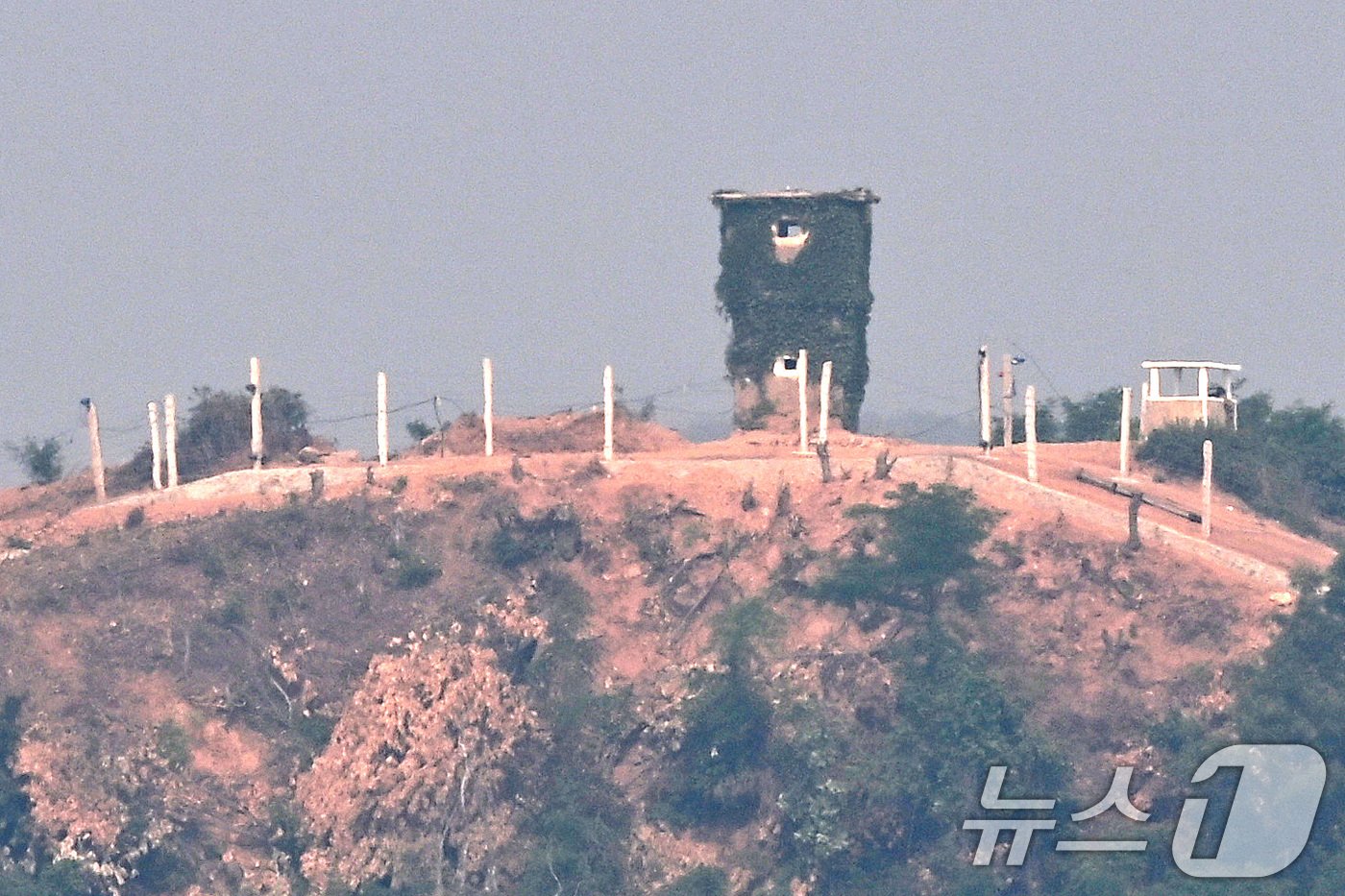 본문 이미지 - 10일 경기 파주시 접경지역에 남한군 초소 너머로 북한군 초소가 자리하고 있다. 2024.6.10/뉴스1 ⓒ News1 신웅수 기자