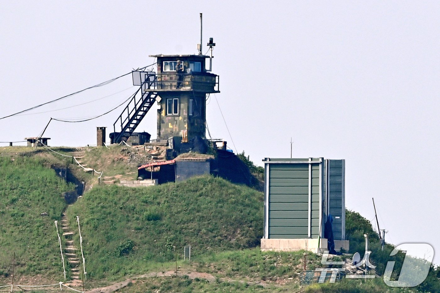 본문 이미지 - e10일 경기 파주시 접경지역 초소에 기존 대북 방송 확성기가 있었던 군사 시설물이 자리하고 있다.  2024.6.10/뉴스1 ⓒ News1 신웅수 기자