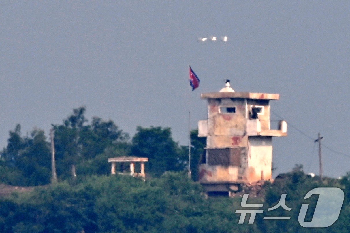 본문 이미지 - 10일 경기 파주시 접경지역에 남한군 초소 너머로 북한군 초소가 자리하고 있다.  2024.6.10/뉴스1 ⓒ News1 신웅수 기자