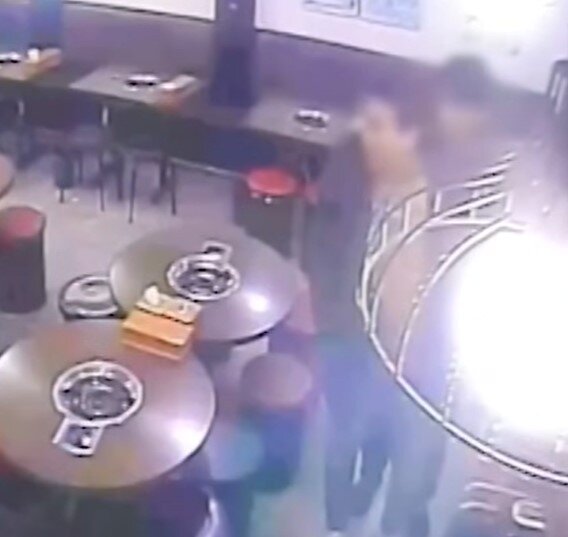 본문 이미지 - 2차 술자리에서 계산하고 가게를 나서는 두 사람. &#40;MBC &#39;실화탐사대&#39; 갈무리&#41;