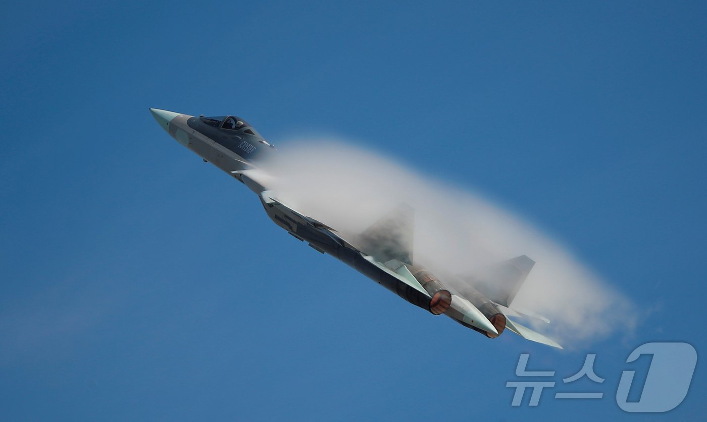 Sukhoi Su-57 jet fighter performs during International military-technical forum &#34;Army-2020＂ at Kubinka airbase Sukhoi Su-57 jet fighter performs during International military-technical forum ＂Army-2020＂ at Kubinka airbase in Moscow Region, Russia August 25, 2020. REUTERS/Maxim Shemetov ⓒ 로이터=뉴스1 ⓒ News1 이종덕 기자