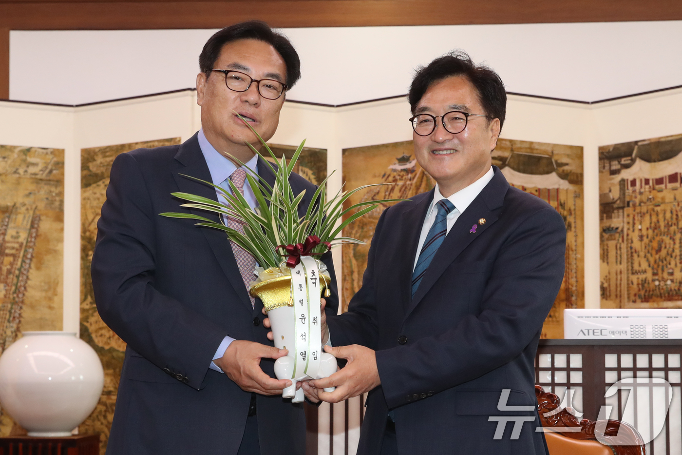 (서울=뉴스1) 이광호 기자 = 우원식 국회의장이 10일 오전 서울 여의도 국회를 찾은 정진석 대통령 비서실장으로 부터 윤석열 대통령이 보낸  취임 축하 난을 전달받고 있다. 20 …