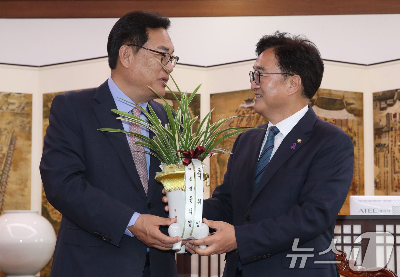 (서울=뉴스1) 이광호 기자 = 우원식 국회의장이 10일 오전 서울 여의도 국회를 찾은 정진석 대통령 비서실장으로 부터 윤석열 대통령이 보낸  취임 축하 난을 전달받고 있다. 20 …