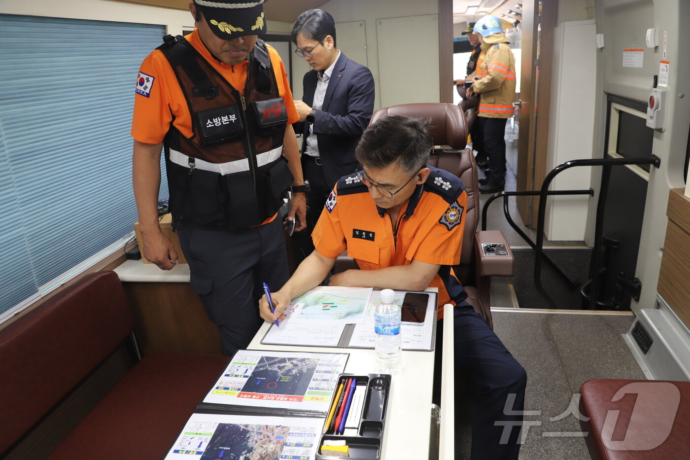 본문 이미지 - 임원섭 인천소방본부장이 10일 오전 인천 강화군 양사면 덕하리에 마련된 현장지휘소를 찾아 산불 관련 보고를 받고 있다.(인천소방본부 제공)2024.6.10 ⓒ News1 박소영 기자