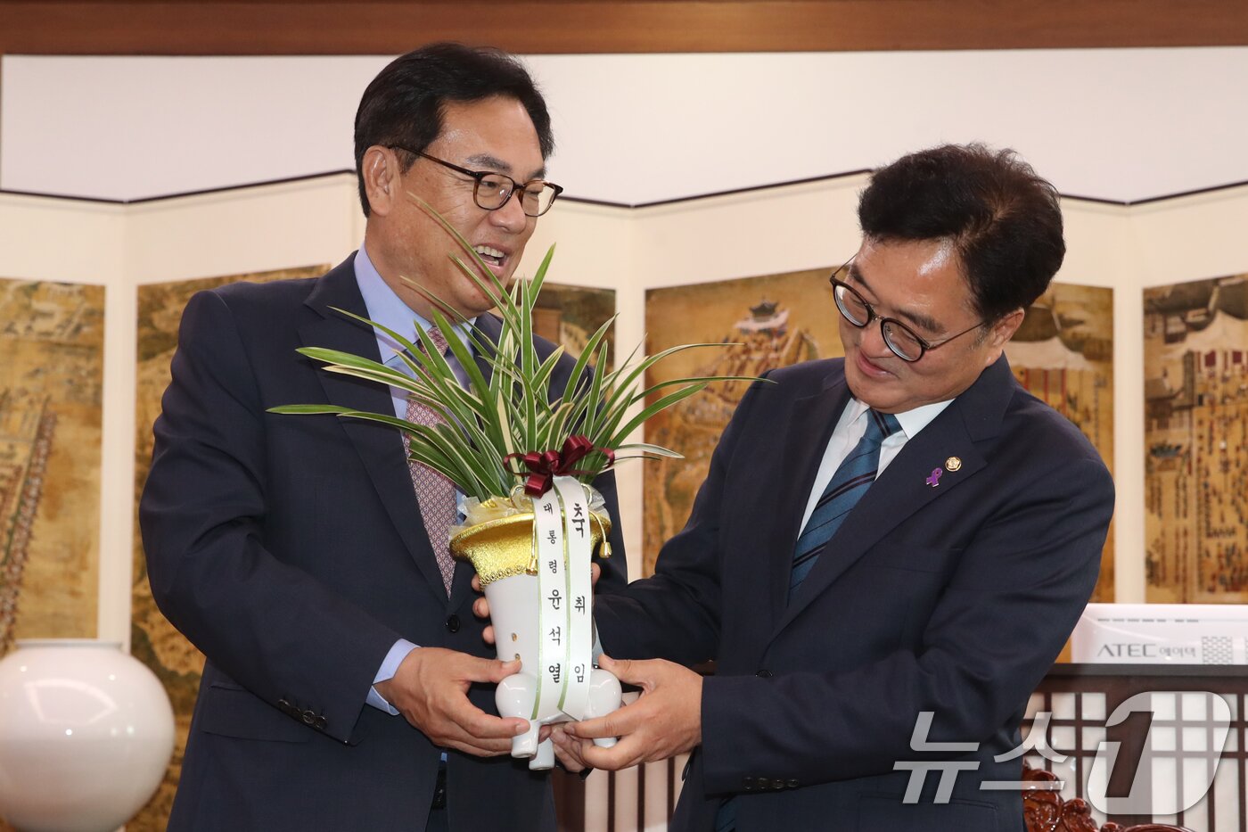 본문 이미지 - 우원식 국회의장이 10일 오전 서울 여의도 국회를 찾은 정진석 대통령 비서실장으로 부터 윤석열 대통령이 보낸 취임 축하 난을 전달받고 있다. 2024.6.10/뉴스1 ⓒ News1 이광호 기자