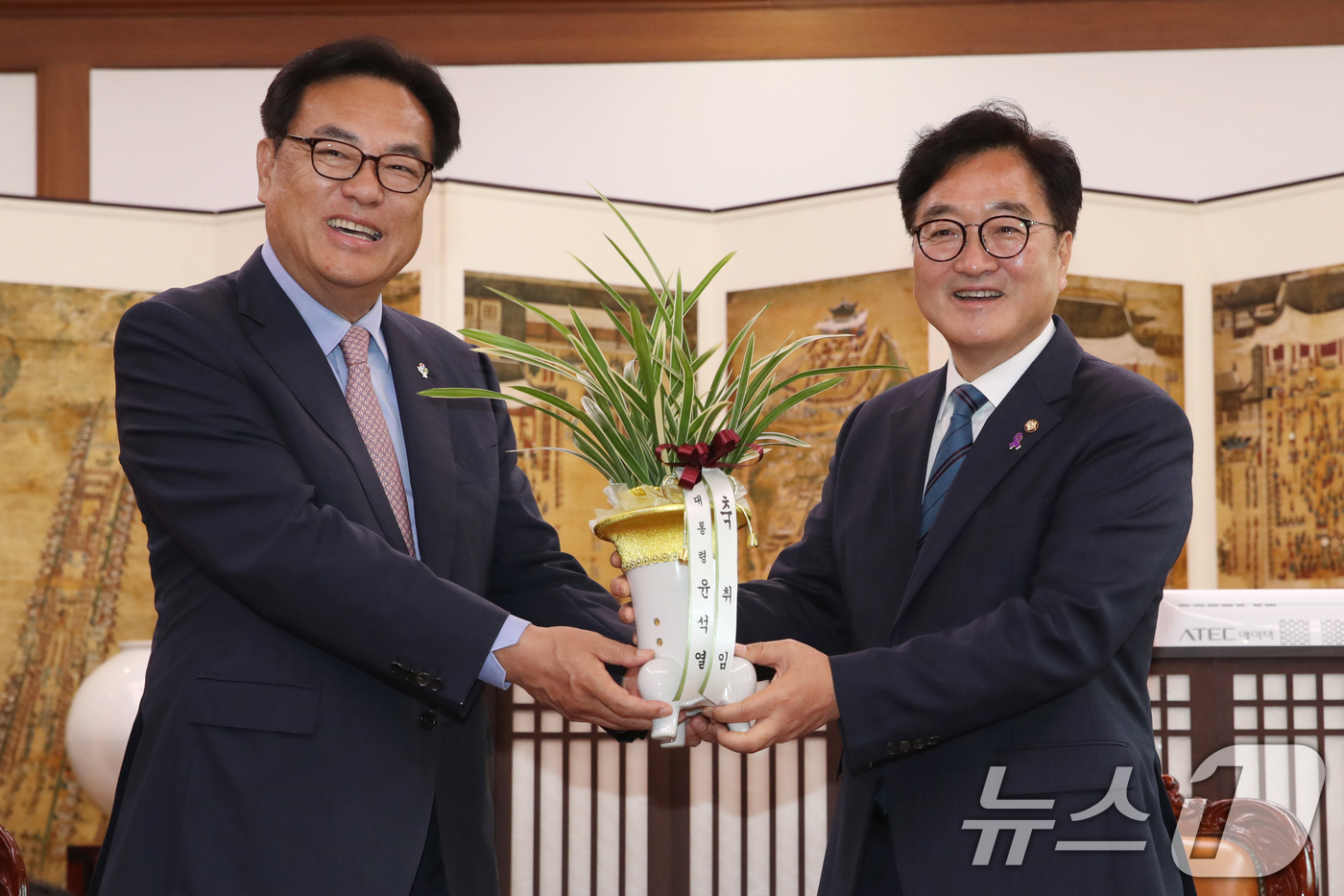 (서울=뉴스1) 이광호 기자 = 우원식 국회의장이 10일 오전 서울 여의도 국회를 찾은 정진석 대통령 비서실장으로 부터 윤석열 대통령이 보낸 취임 축하 난을 전달받고 있다. 202 …
