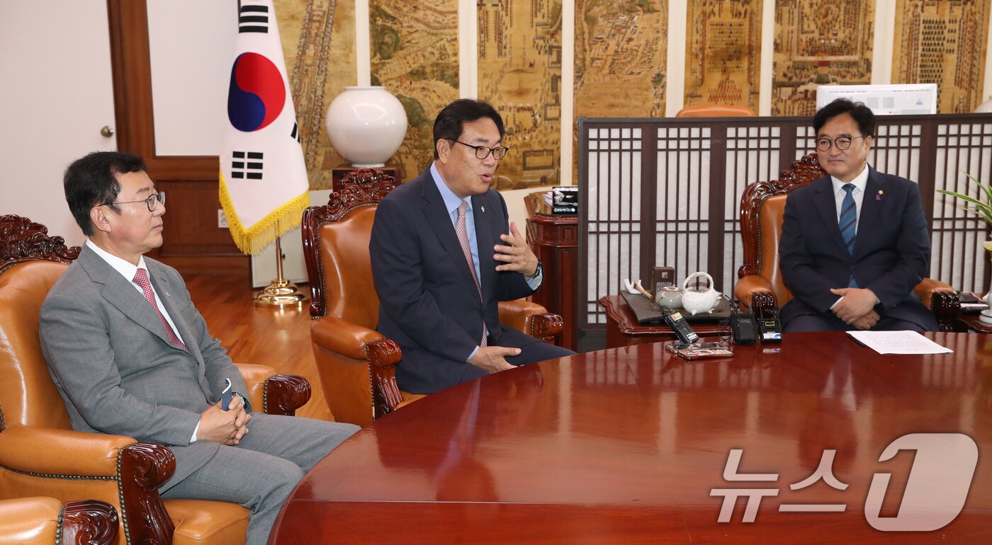 본문 이미지 - 정진석 대통령비서실장(가운데)과 홍철호 정무수석(왼쪽)이 10일 오전 서울 여의도 국회를 찾아 우원식 국회의장을 예방하고 있다. 2024.6.10/뉴스1 ⓒ News1 이광호 기자