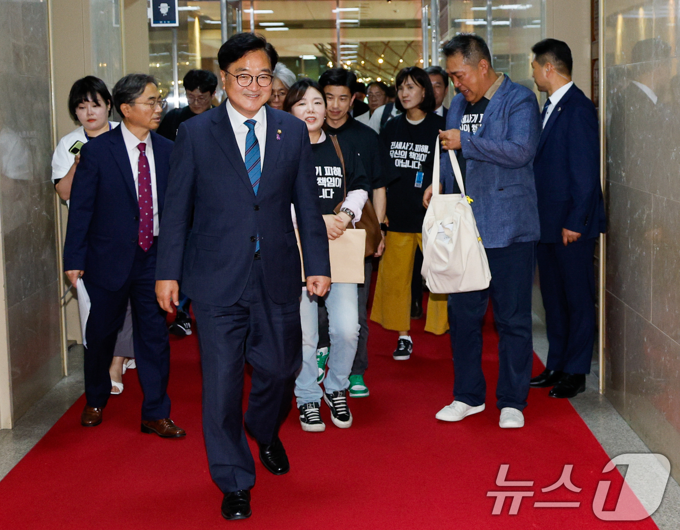 (서울=뉴스1) 안은나 기자 = 우원식 국회의장이 10일 의장 면담을 위해 서울 여의도 국회를 찾은 안상미 전세사기·깡통전세 피해자 전국대책위원장과 전세사기 피해자들을 마중하고 있 …