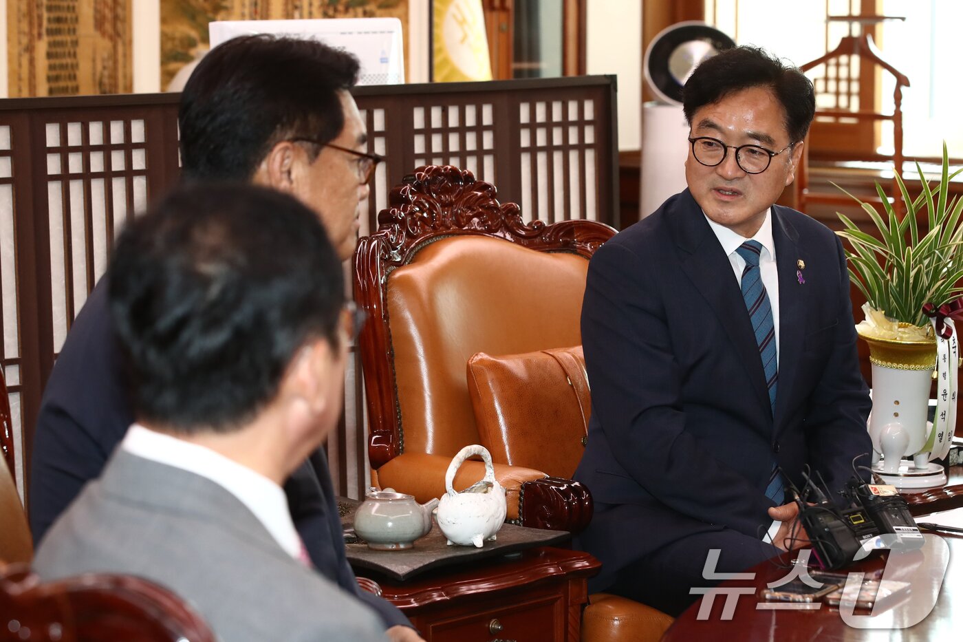 본문 이미지 - 우원식 국회의장이 10일 오전 서울 여의도 국회의장실을 찾은 정진석 대통령비서실장, 홍철호 정무수석과 대화하고 있다. 2024.6.10/뉴스1 ⓒ News1 이광호 기자