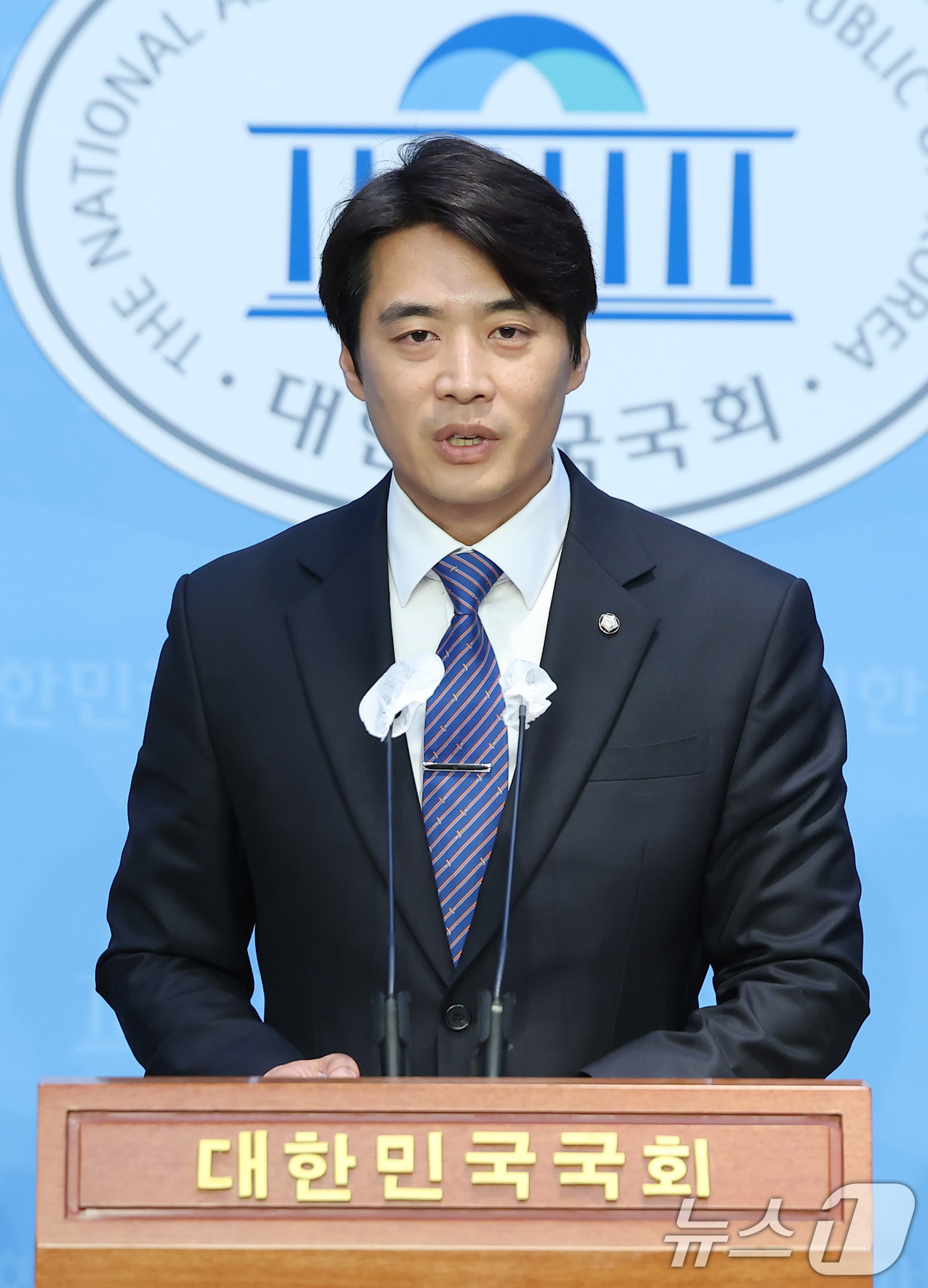 (서울=뉴스1) 김민지 기자 = 더불어민주당 언론개혁TF 단장을 맡은 한준호 의원이 10일 오전 서울 여의도 국회 소통관에서 언론개혁TF, 방송3법(방송법·방송문화진흥회법·한국교육 …