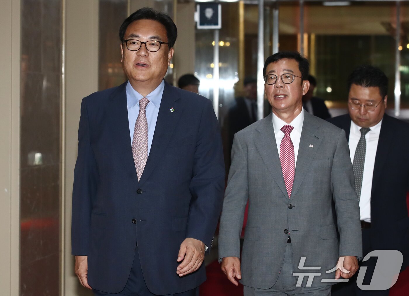 본문 이미지 - 정진석 대통령비서실장(왼쪽)과 홍철호 정무수석이 10일 오전 서울 여의도 국회를 찾아 우원식 국회의장 예방을 위해 의장실로 향하고 있다. 2024.6.10/뉴스1 ⓒ News1 이광호 기자