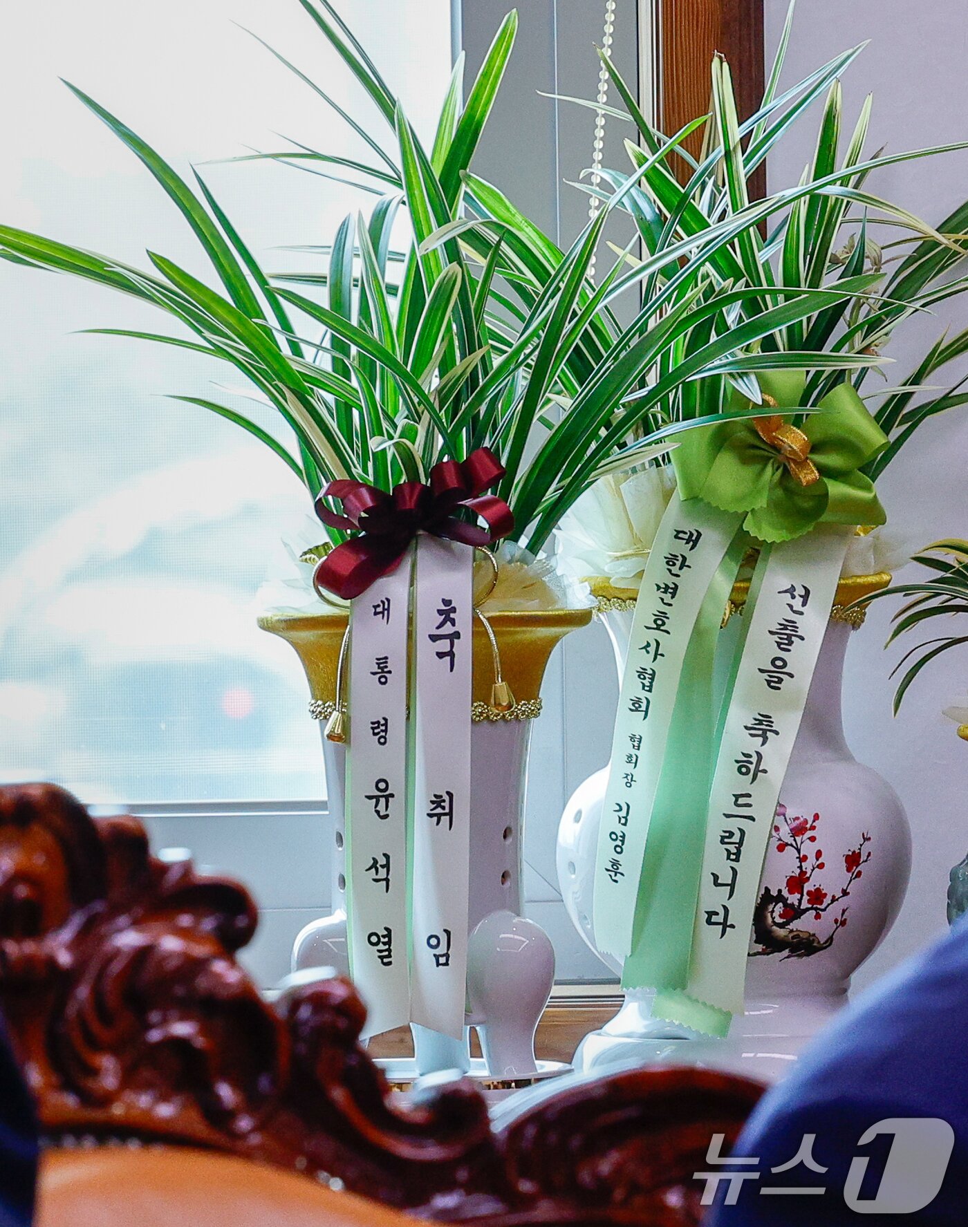 본문 이미지 - 10일 서울 여의도 국회의장실에 윤석열 대통령이 보낸 우원식 의장 취임 축하 난이 놓여 있다. 2024.6.10/뉴스1 ⓒ News1 안은나 기자