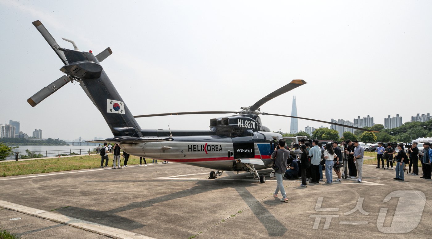 지난 10일 서울 송파구 잠실 한강공원 헬기장에서 열린 도심항공교통&#40;UAM&#41; 스타트업 모비에이션의 모빌리티서비스 본에어&#40;VONAER&#41; 시승행사에서 헬기가 공개되고 있다.  2024.6.11/뉴스1 ⓒ News1 이승배 기자