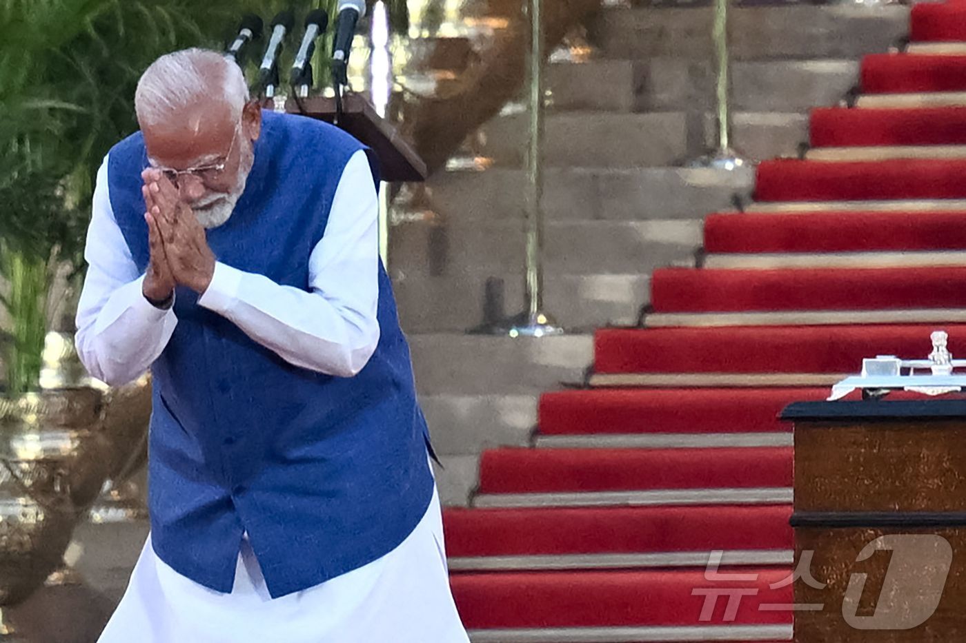 (뉴델리 AFP=뉴스1) 우동명 기자 = 나렌드라 모디 인도 총리가 9일(현지시간) 뉴델리 대통령궁에서 세 번째 임기를 시작하는 총리 취임 선서식서 참석자들을 향해 손을 모으며 인 …