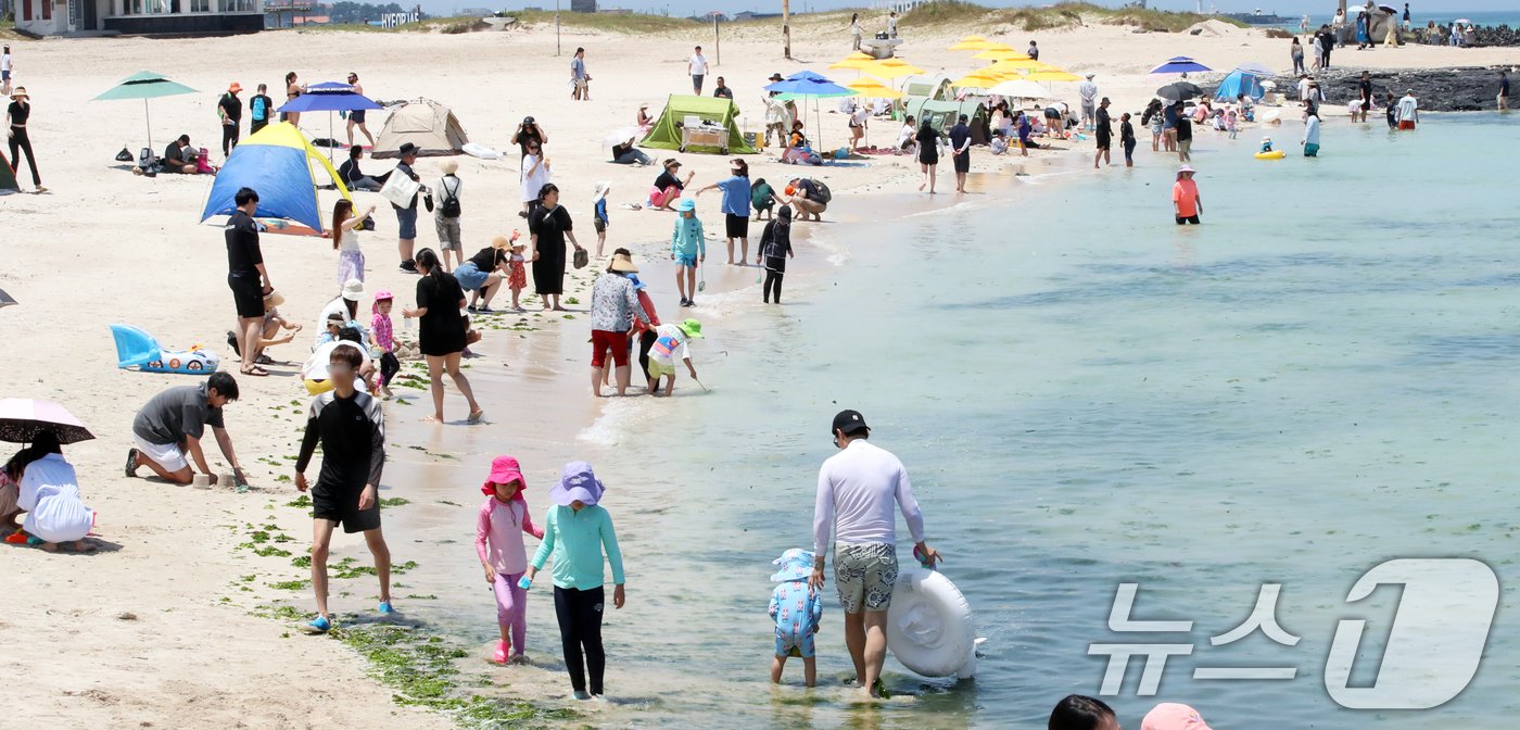 전국이 맑고 더운 날씨를 보이는 10일 오전 제주시 한림읍 협재해수욕장에서 관광객들이 이른 피서를 즐기고 있다. 2024.6.10/뉴스1 ⓒ News1 오현지 기자