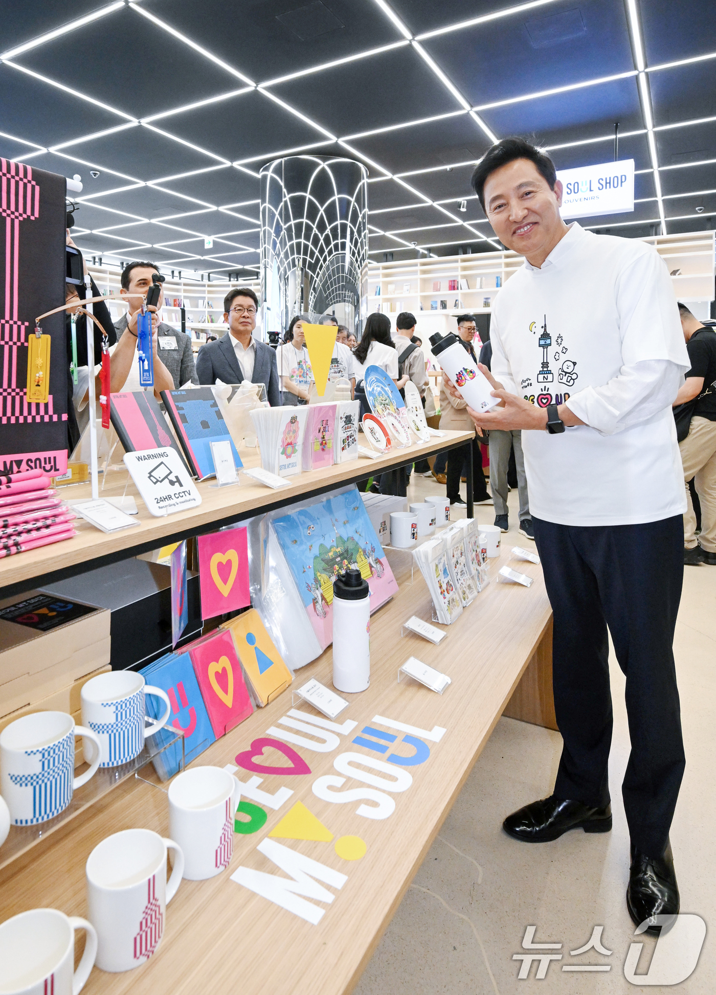 (서울=뉴스1) 민경석 기자 = 오세훈 서울시장이 10일 서울 종로구 서울관광플라자에서 열린 '서울마이소울샵' 개관식을 찾아 대표 상품들을 둘러보고 있다.서울굿즈 공식 판매관인 ' …