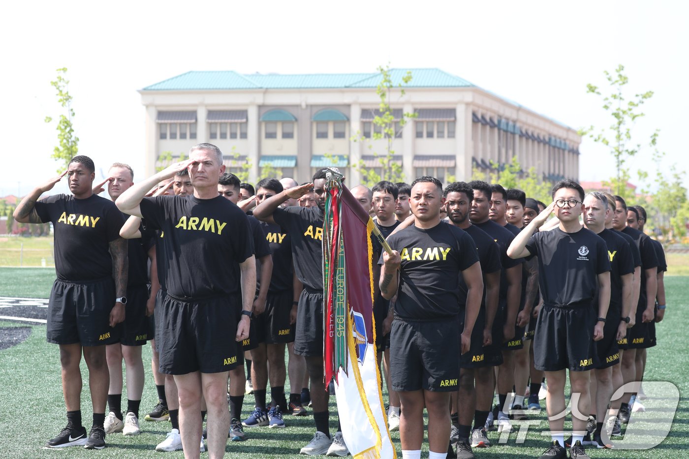 본문 이미지 - 10일 오전 경기 평택시 팽성읍 주한미군기지 캠프 험프리스에서 열린 '미8군 카투사 친선주간 2024 개막식'에서 미8군 군인들과 카투사들이 경례를 하고 있다. 2024.6.10/뉴스1 ⓒ News1 김영운 기자