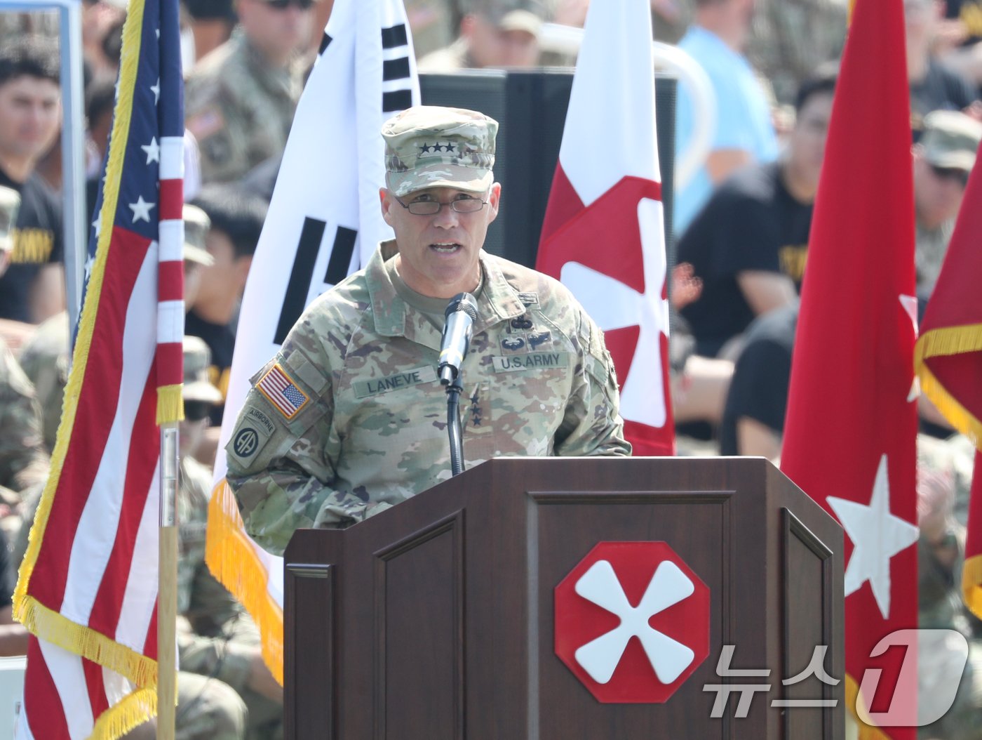 본문 이미지 - 크리스토퍼 라니브 미8군 사령관이 10일 오전 경기 평택시 팽성읍 주한미군기지 캠프 험프리스에서 열린 '미8군 카투사 친선주간 2024 개막식'에서 축사를 하고 있다. 2024.6.10/뉴스1 ⓒ News1 김영운 기자