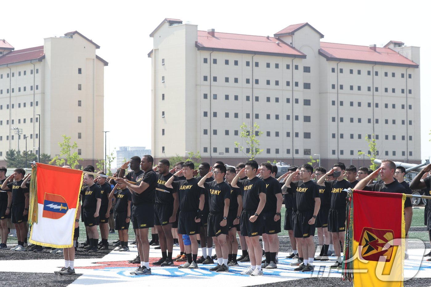 본문 이미지 - 10일 오전 경기 평택시 팽성읍 주한미군기지 캠프 험프리스에서 열린 '미8군 카투사 친선주간 2024 개막식'에서 미8군 군인들과 카투사들이 경례를 하고 있다. 2024.6.10/뉴스1 ⓒ News1 김영운 기자