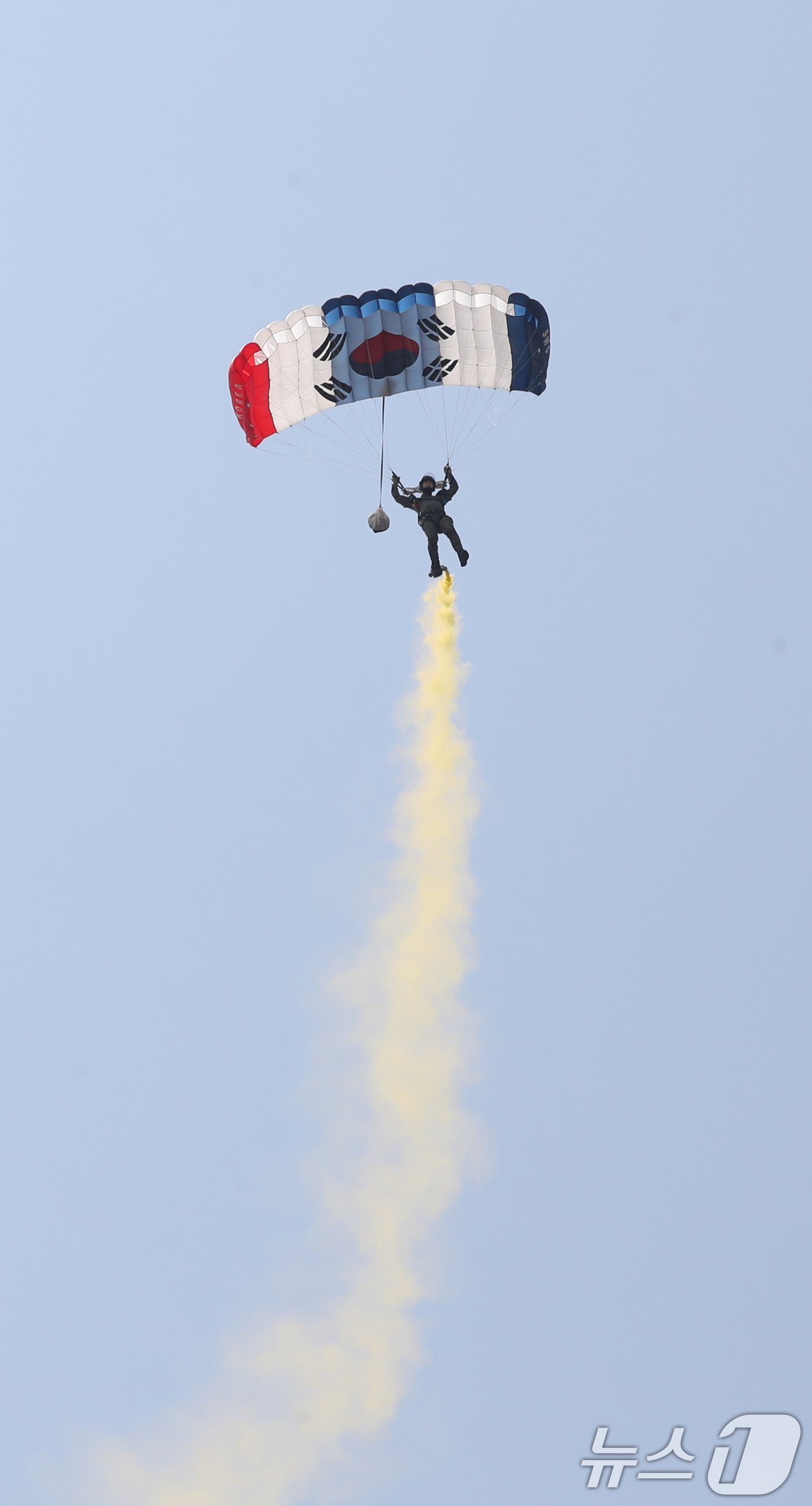 본문 이미지 - 10일 오전 경기 평택시 팽성읍 주한미군기지 캠프 험프리스에서 열린 '미8군 카투사 친선주간 2024 개막식'에서 제707특수임무단 이 고공강하 시범을 보이고 있다. 2024.6.10/뉴스1 ⓒ News1 김영운 기자