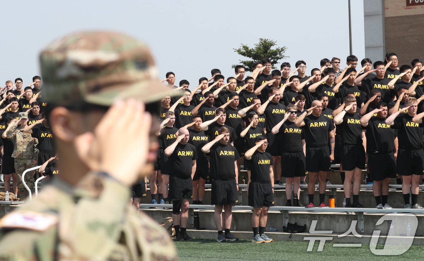 본문 이미지 - 10일 오전 경기 평택시 팽성읍 주한미군기지 캠프 험프리스에서 열린 '미8군 카투사 친선주간 2024 개막식'에서 미8군 군인들과 카투사들이 경례를 하고 있다. 2024.6.10/뉴스1 ⓒ News1 김영운 기자