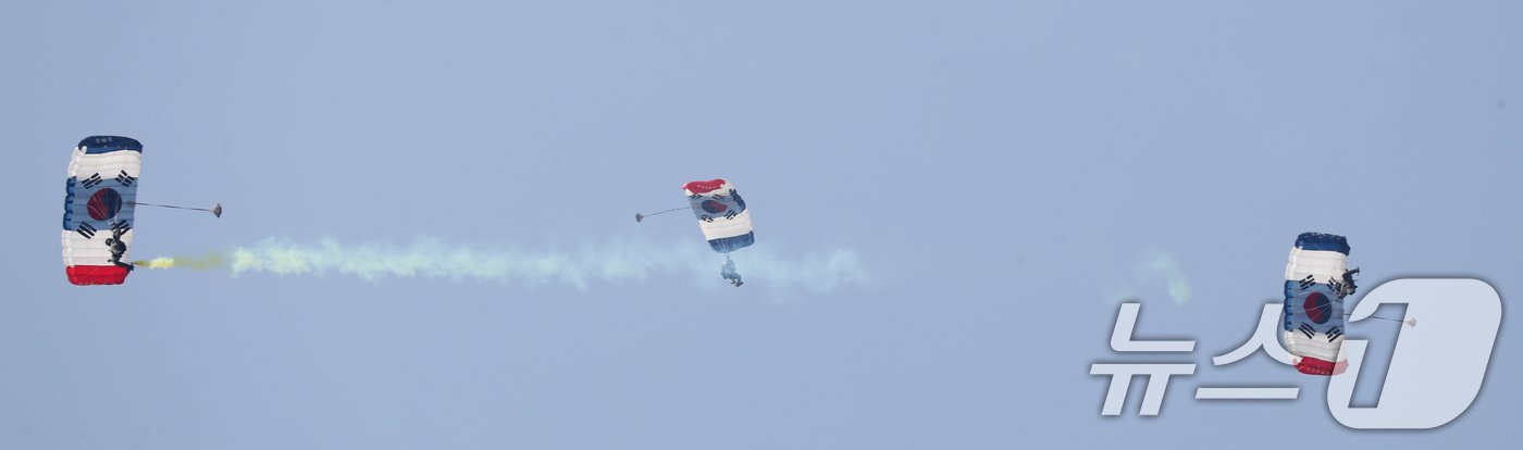 본문 이미지 - 10일 오전 경기 평택시 팽성읍 주한미군기지 캠프 험프리스에서 열린 '미8군 카투사 친선주간 2024 개막식'에서 제707특수임무단 이 고공강하 시범을 보이고 있다. 2024.6.10/뉴스1 ⓒ News1 김영운 기자