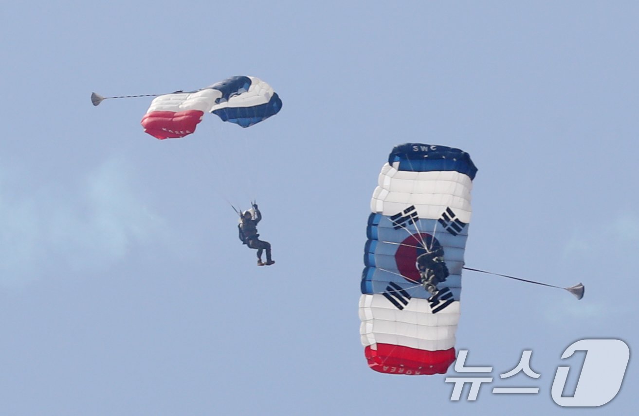 본문 이미지 - 10일 오전 경기 평택시 팽성읍 주한미군기지 캠프 험프리스에서 열린 '미8군 카투사 친선주간 2024 개막식'에서 제707특수임무단 이 고공강하 시범을 보이고 있다. 2024.6.10/뉴스1 ⓒ News1 김영운 기자