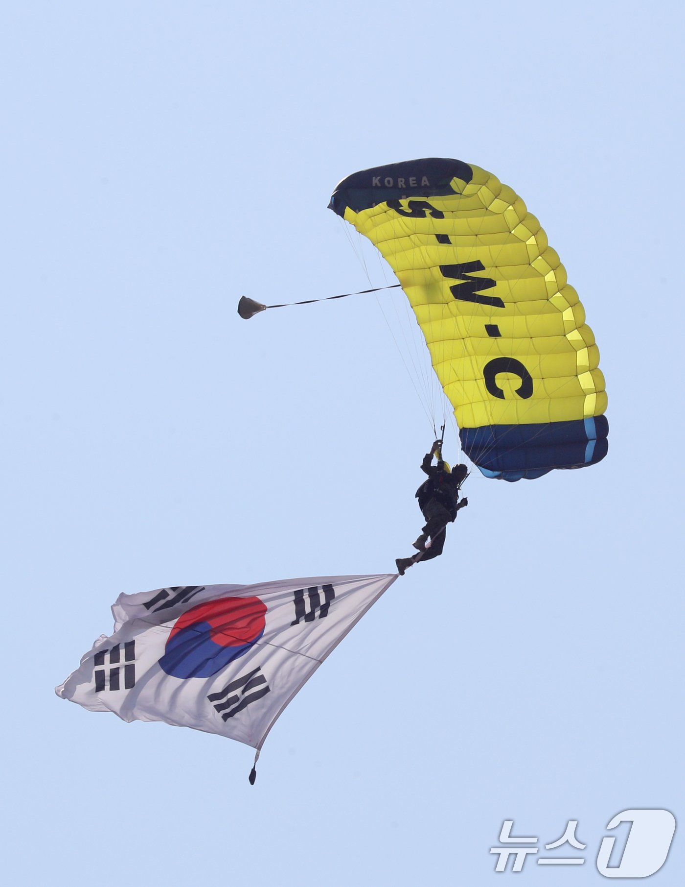 본문 이미지 - 10일 오전 경기 평택시 팽성읍 주한미군기지 캠프 험프리스에서 열린 '미8군 카투사 친선주간 2024 개막식'에서 제707특수임무단 이 고공강하 시범을 보이고 있다. 2024.6.10/뉴스1 ⓒ News1 김영운 기자