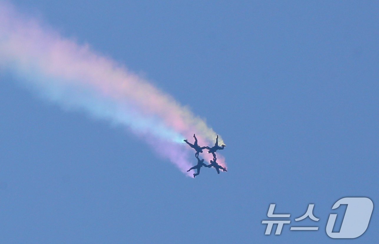 본문 이미지 - 10일 오전 경기 평택시 팽성읍 주한미군기지 캠프 험프리스에서 열린 '미8군 카투사 친선주간 2024 개막식'에서 제707특수임무단 이 고공강하 시범을 보이고 있다. 2024.6.10/뉴스1 ⓒ News1 김영운 기자