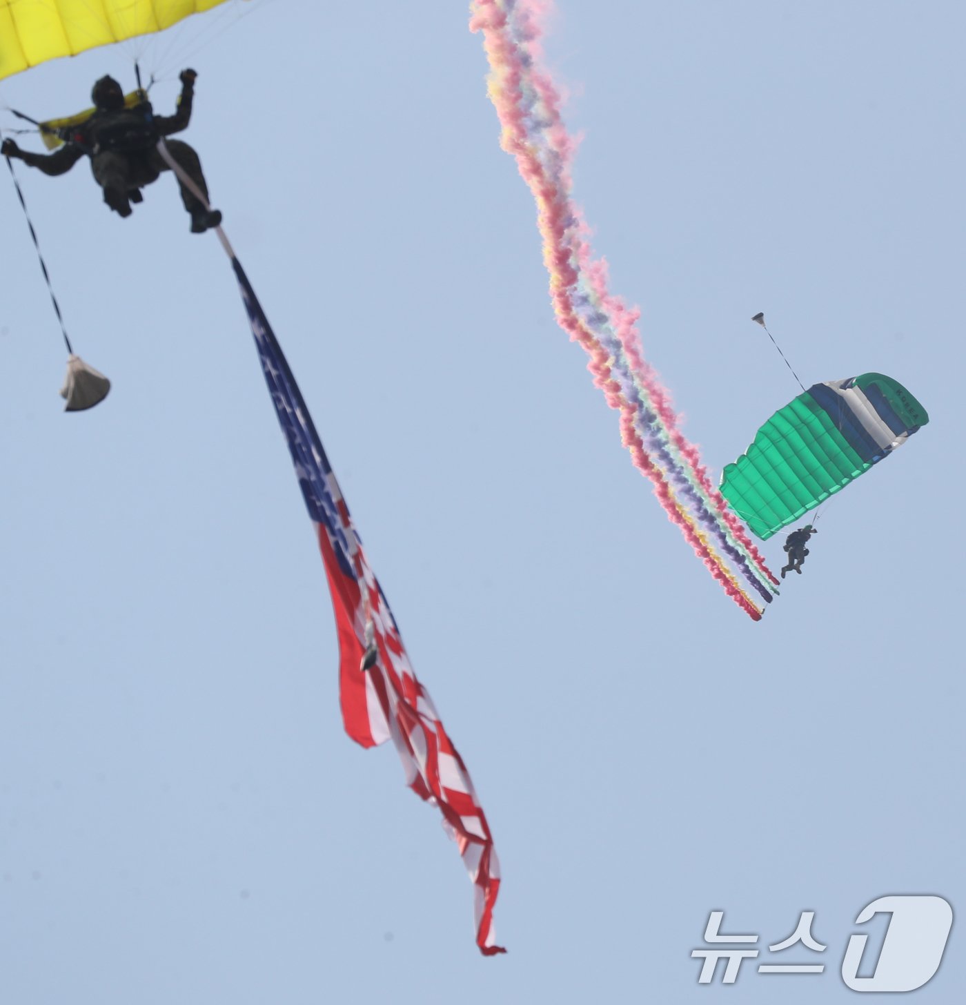 본문 이미지 - 10일 오전 경기 평택시 팽성읍 주한미군기지 캠프 험프리스에서 열린 '미8군 카투사 친선주간 2024 개막식'에서 제707특수임무단 이 고공강하 시범을 보이고 있다. 2024.6.10/뉴스1 ⓒ News1 김영운 기자