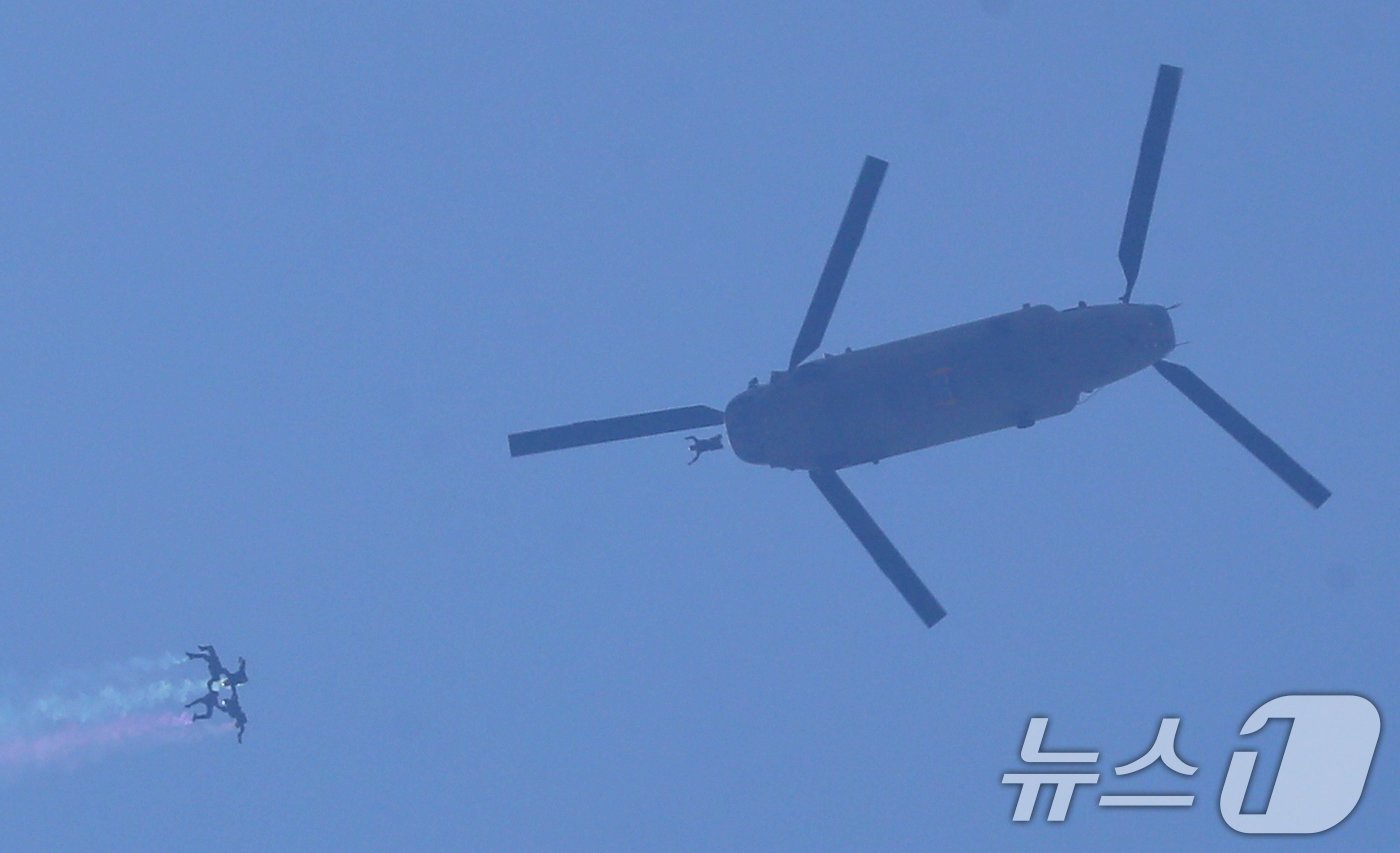 본문 이미지 - 10일 오전 경기 평택시 팽성읍 주한미군기지 캠프 험프리스에서 열린 '미8군 카투사 친선주간 2024 개막식'에서 제707특수임무단 이 고공강하 시범을 보이고 있다. 2024.6.10/뉴스1 ⓒ News1 김영운 기자