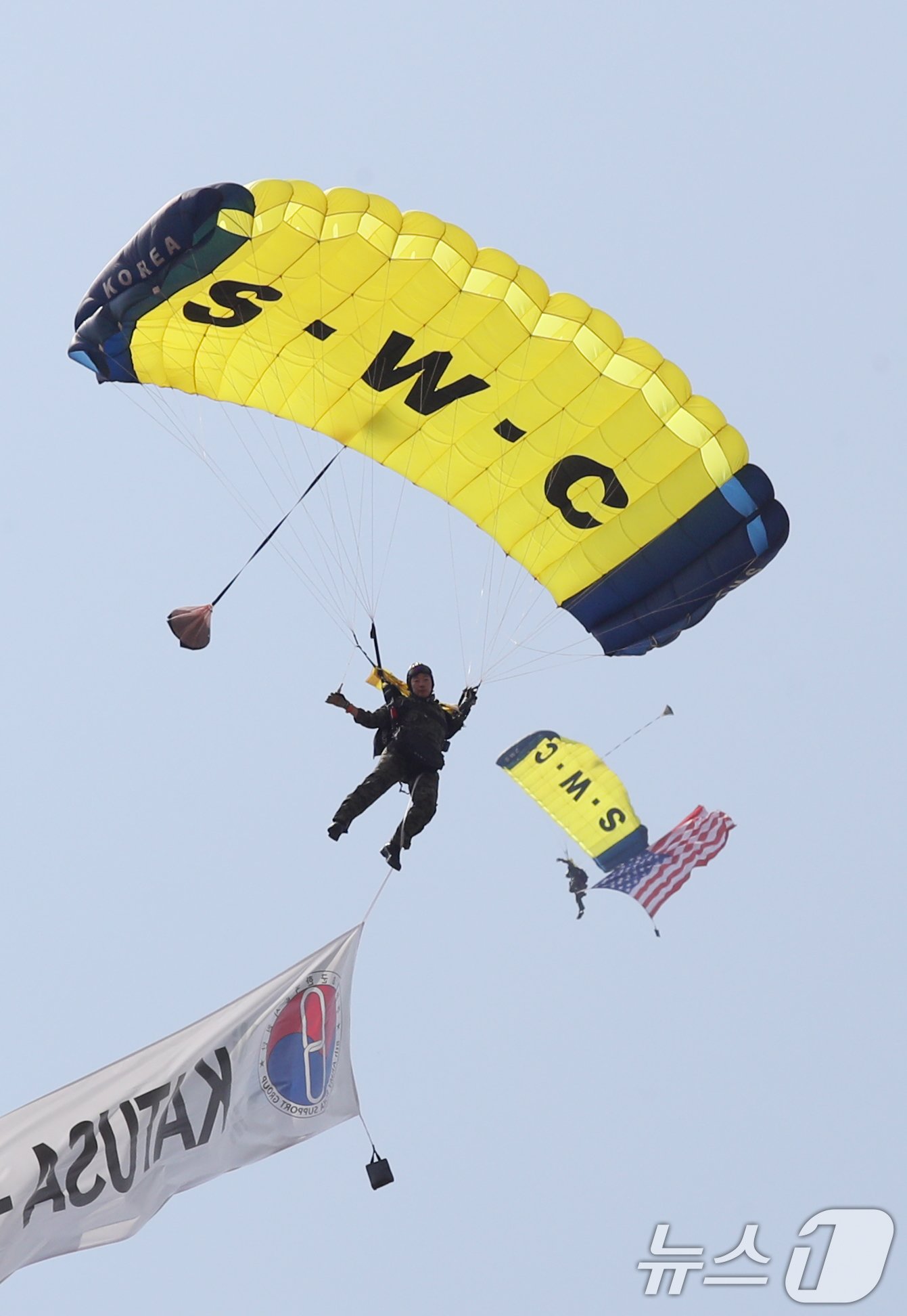 본문 이미지 - 10일 오전 경기 평택시 팽성읍 주한미군기지 캠프 험프리스에서 열린 '미8군 카투사 친선주간 2024 개막식'에서 제707특수임무단 이 고공강하 시범을 보이고 있다. 2024.6.10/뉴스1 ⓒ News1 김영운 기자
