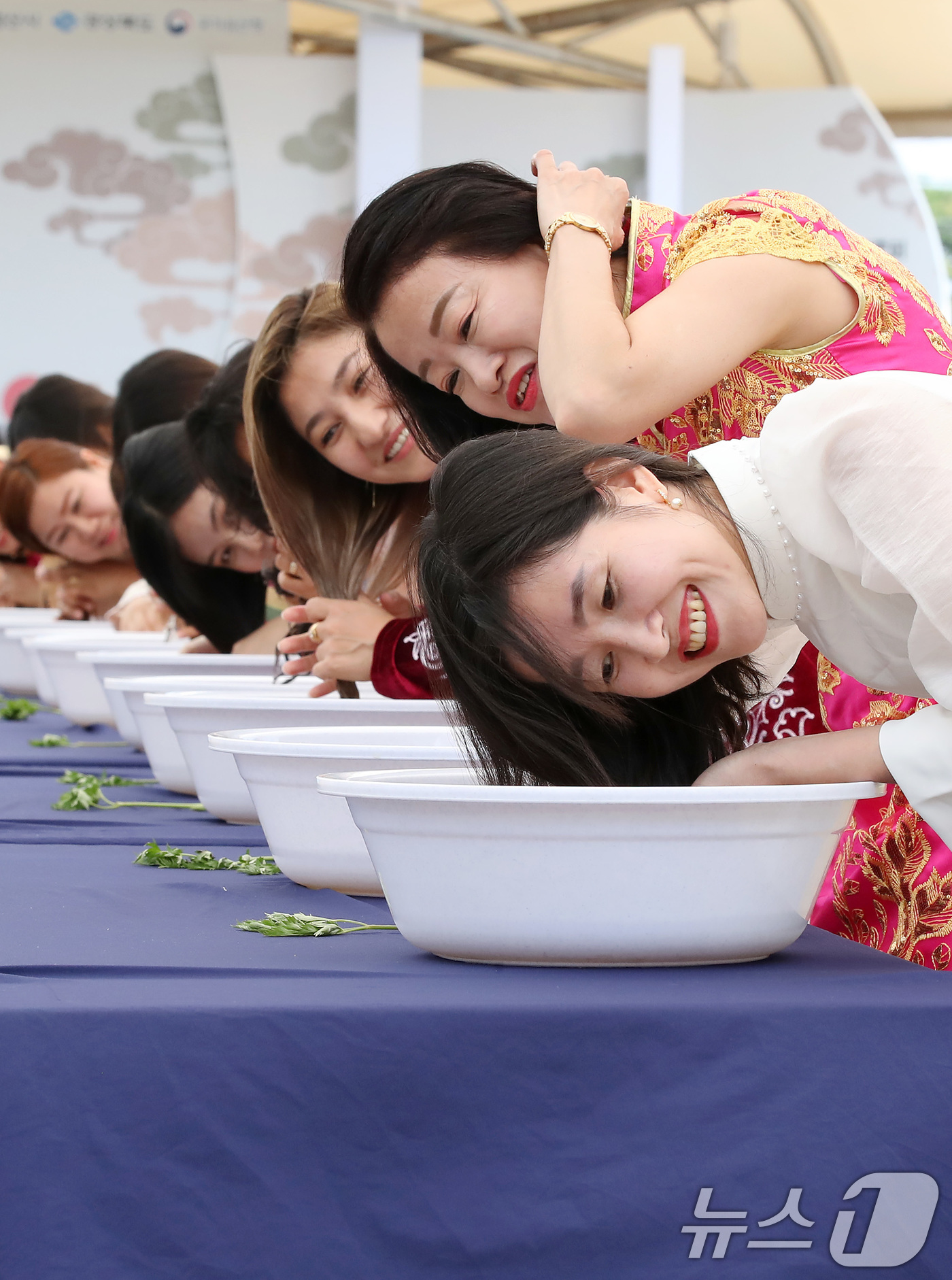 (경산=뉴스1) 공정식 기자 = 단오(음력 5월5일)를 맞아 10일 오전 경북 경산시 자인면 계정숲에서 열린 '2024 경산자인단오제'에 참여한 결혼이주여성들이 나라별 의상을 차려 …