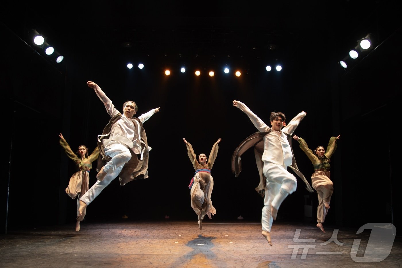 본문 이미지 - 올해 영산홍챌린지 은상수상자 흩:무용단.(강릉단오제위원회 제공) 2024.6.10/뉴스1