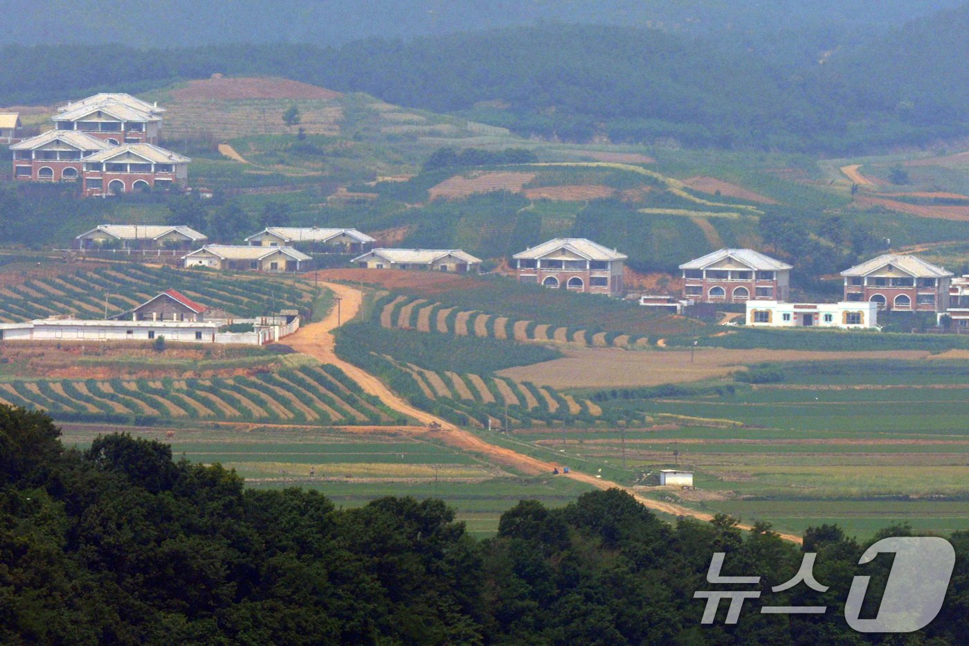 본문 이미지 - 10일 경기 파주시 접경지역에서 바라본 북한 개풍군 일대 마을이 고요하다.  2024.6.10/뉴스1 ⓒ News1 신웅수 기자