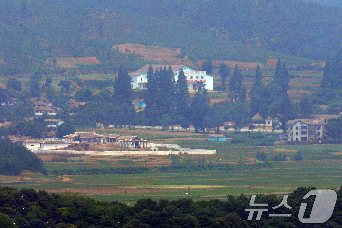 본문 이미지 - 10일 경기 파주시 접경지역에서 바라본 북한 개풍군 일대 마을이 고요하다.  2024.6.10/뉴스1 ⓒ News1 신웅수 기자