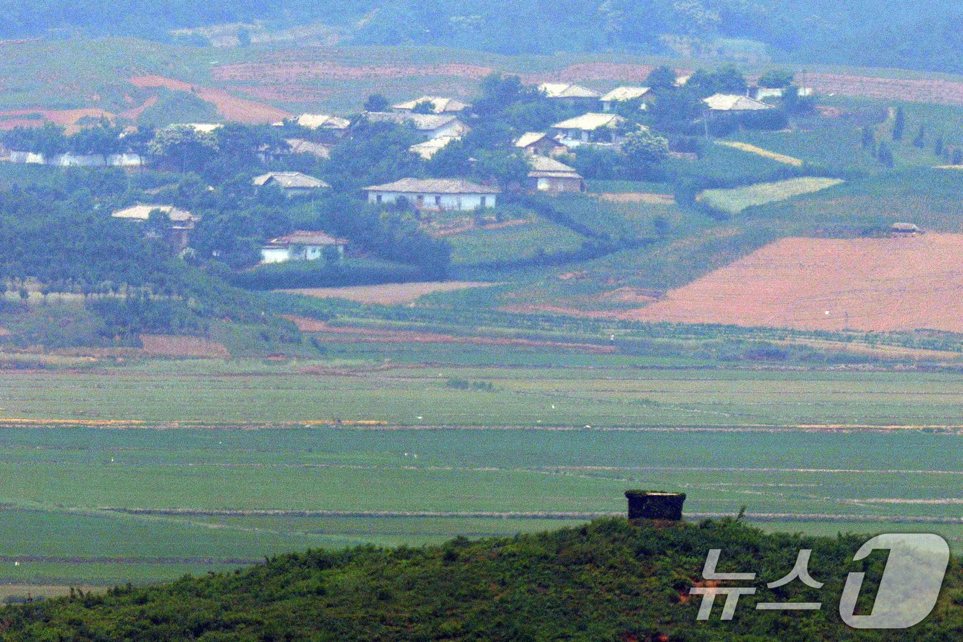 본문 이미지 - 10일 경기 파주시 접경지역에서 바라본 북한 개풍군 일대 마을이 고요하다.  2024.6.10/뉴스1 ⓒ News1 신웅수 기자