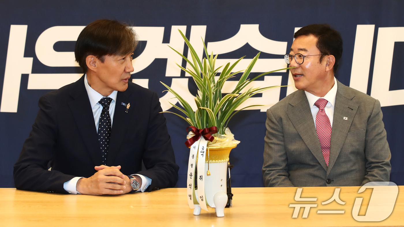 (서울=뉴스1) 이광호 기자 = 조국 조국혁신당 대표가 10일 오후 서울 여의도 국회에서 홍철호 정무수석과 만나 대화하고 있다. 2024.6.10/뉴스1