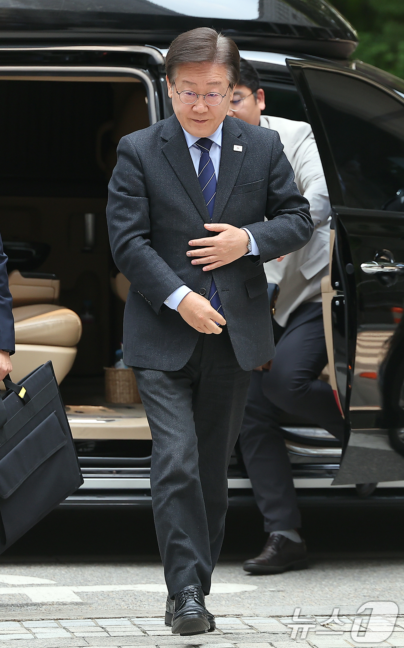 (서울=뉴스1) 김진환 기자 = 이재명 더불어민주당 대표가 10일 오후 서울 서초구 서울중앙지방법원에서 열린 위증교사 관련 공판에 출석하고 있다. 2024.6.10/뉴스1