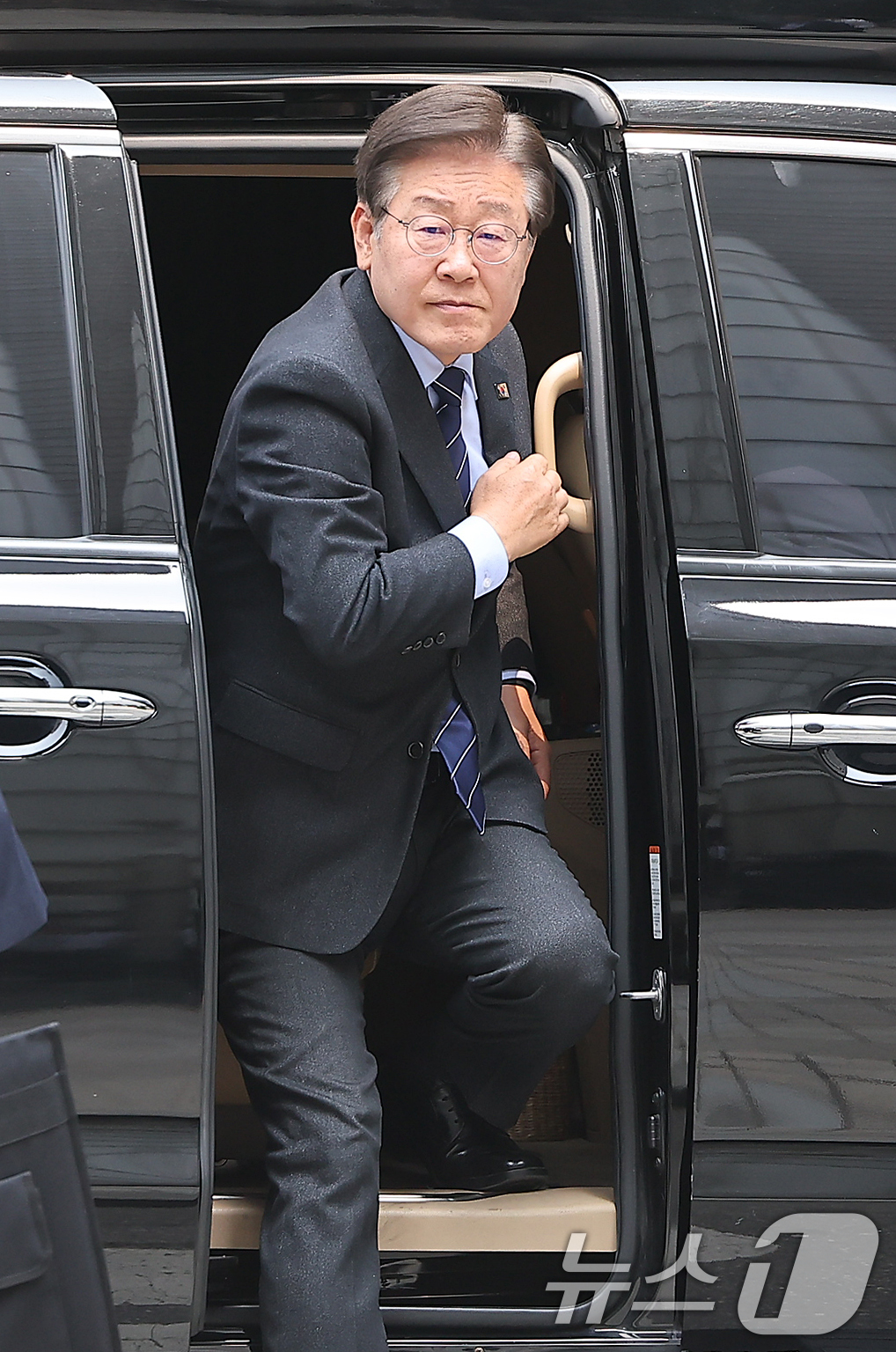 (서울=뉴스1) 김진환 기자 = 이재명 더불어민주당 대표가 10일 오후 서울 서초구 서울중앙지방법원에서 열린 위증교사 관련 공판에 출석하고 있다. 2024.6.10/뉴스1
