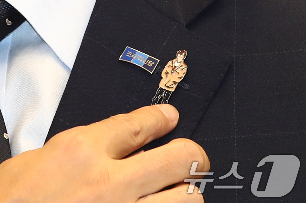 (서울=뉴스1) 이광호 기자 = 조국 조국혁신당 대표가 6.10민주항쟁 37주년인 10일 오후 서울 여의도 국회에서 홍철호 정무수석을 기다리며 자신의 옷깃에 단 박종철 열사 배지에 …